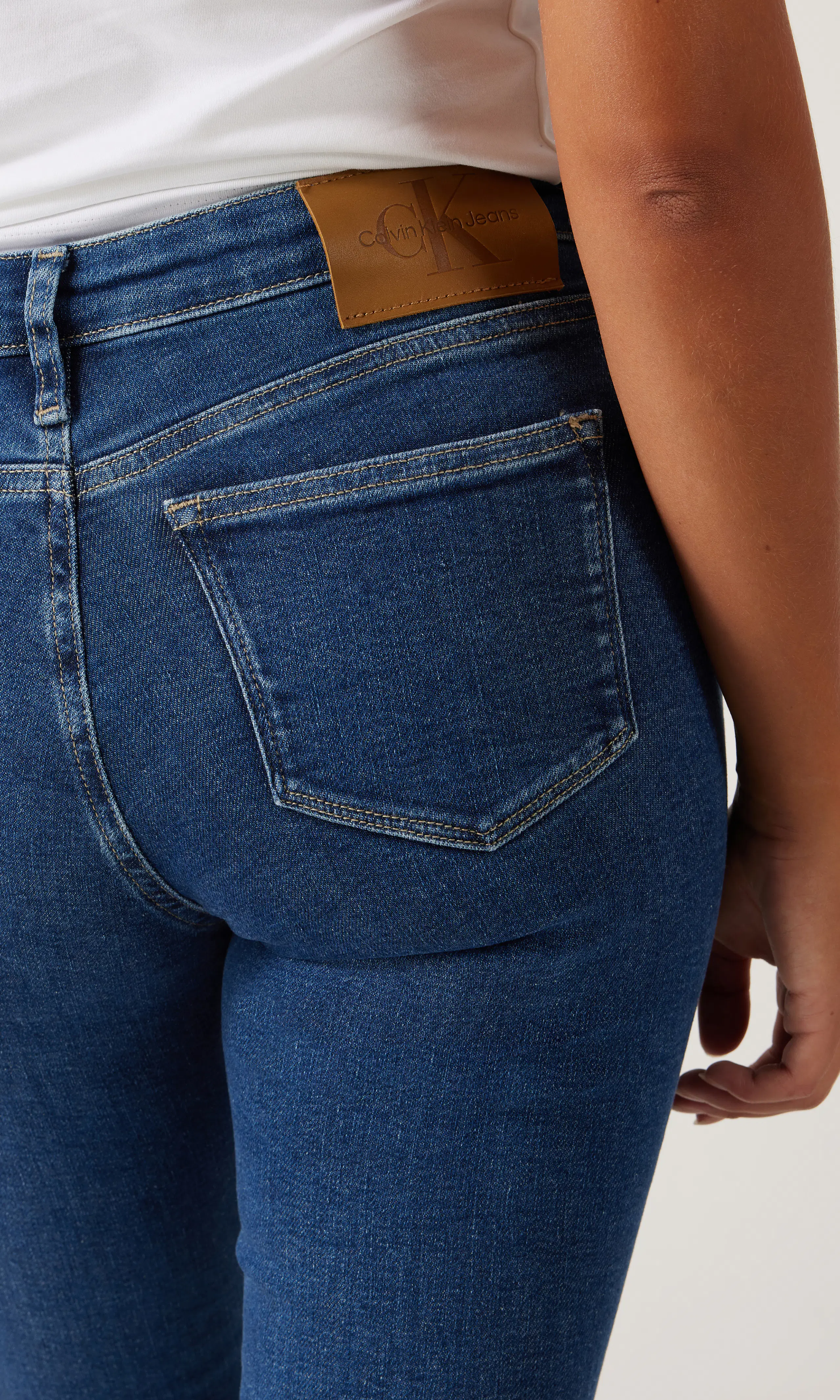 Mid Rise Skinny Medium Blå Jeans. Detail 1. Model.