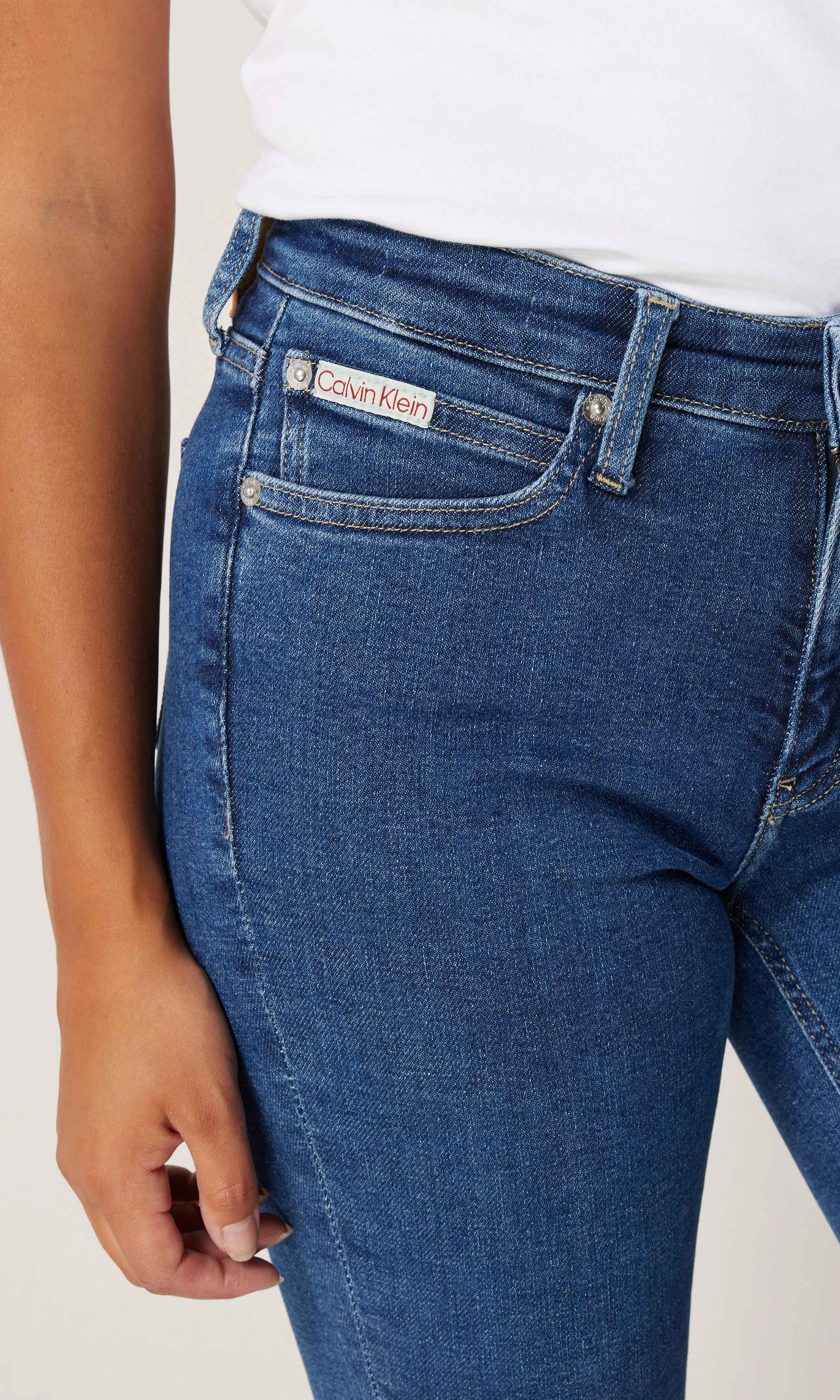 Mid Rise Skinny Medium Blå Jeans. Detail 2. Model.