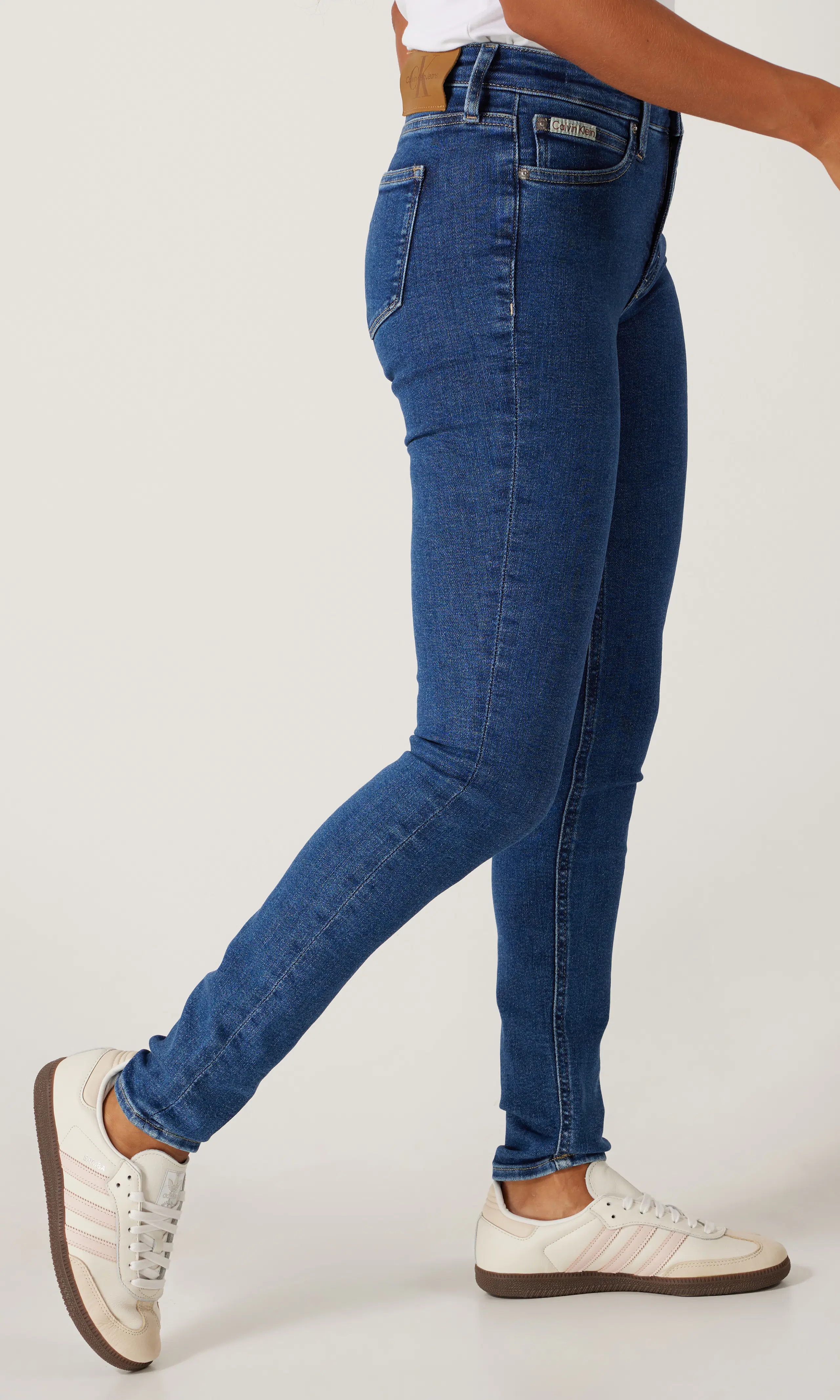 Mid Rise Skinny Medium Blå Jeans. Front 1. Model.
