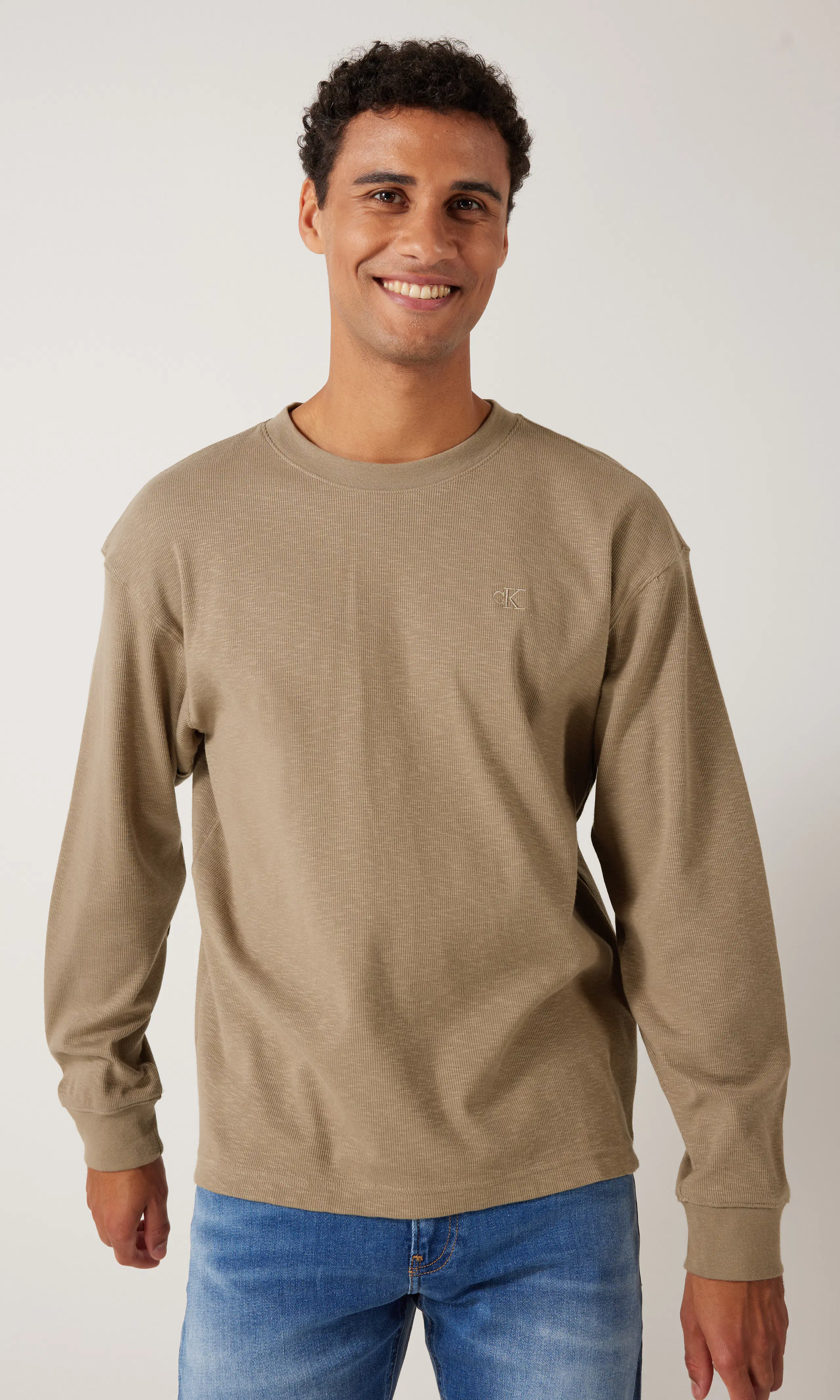 Slub Rib Long Sleeve Brun Tröja. Front. Model.