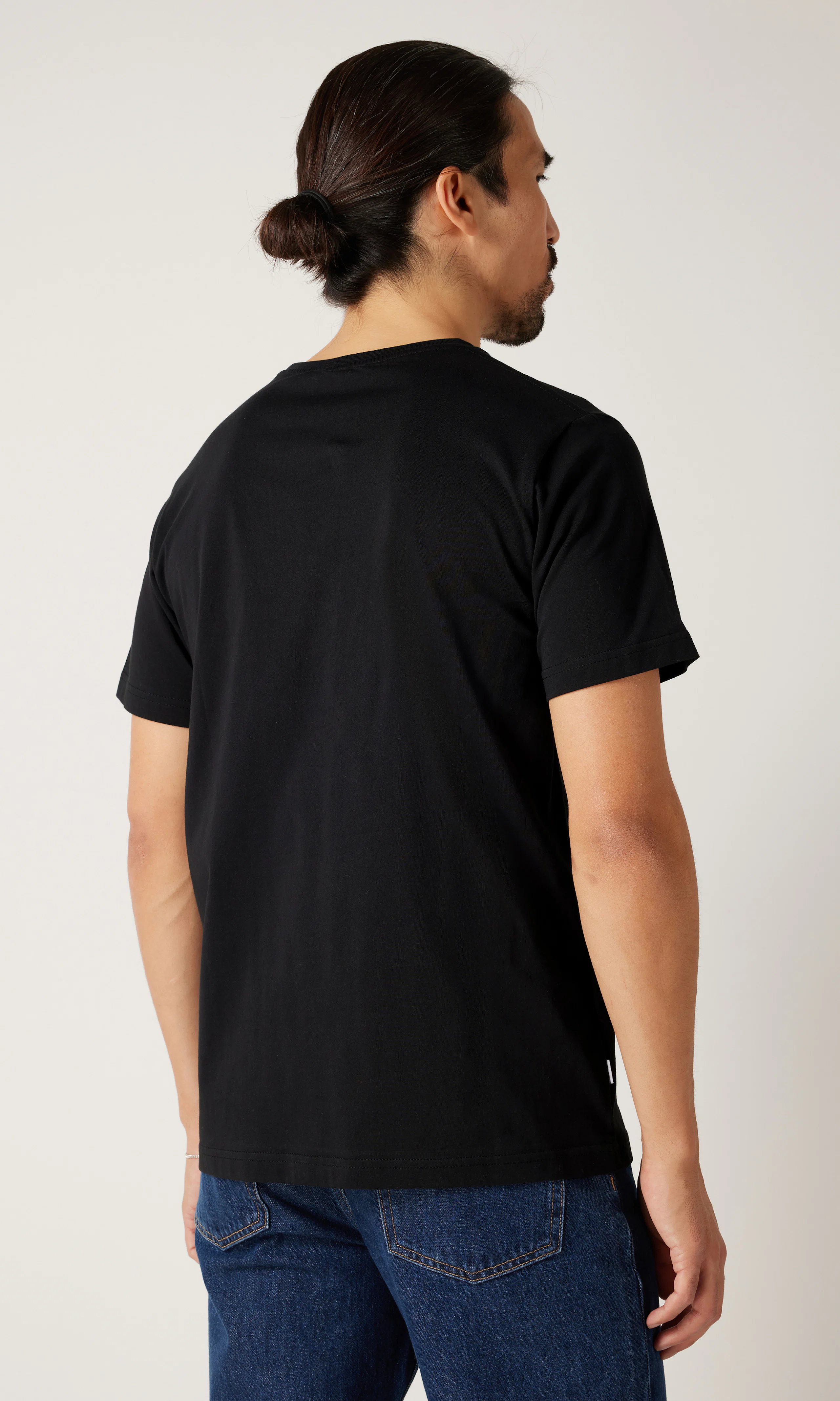 Uni Musta T-Paita. Back. Model.