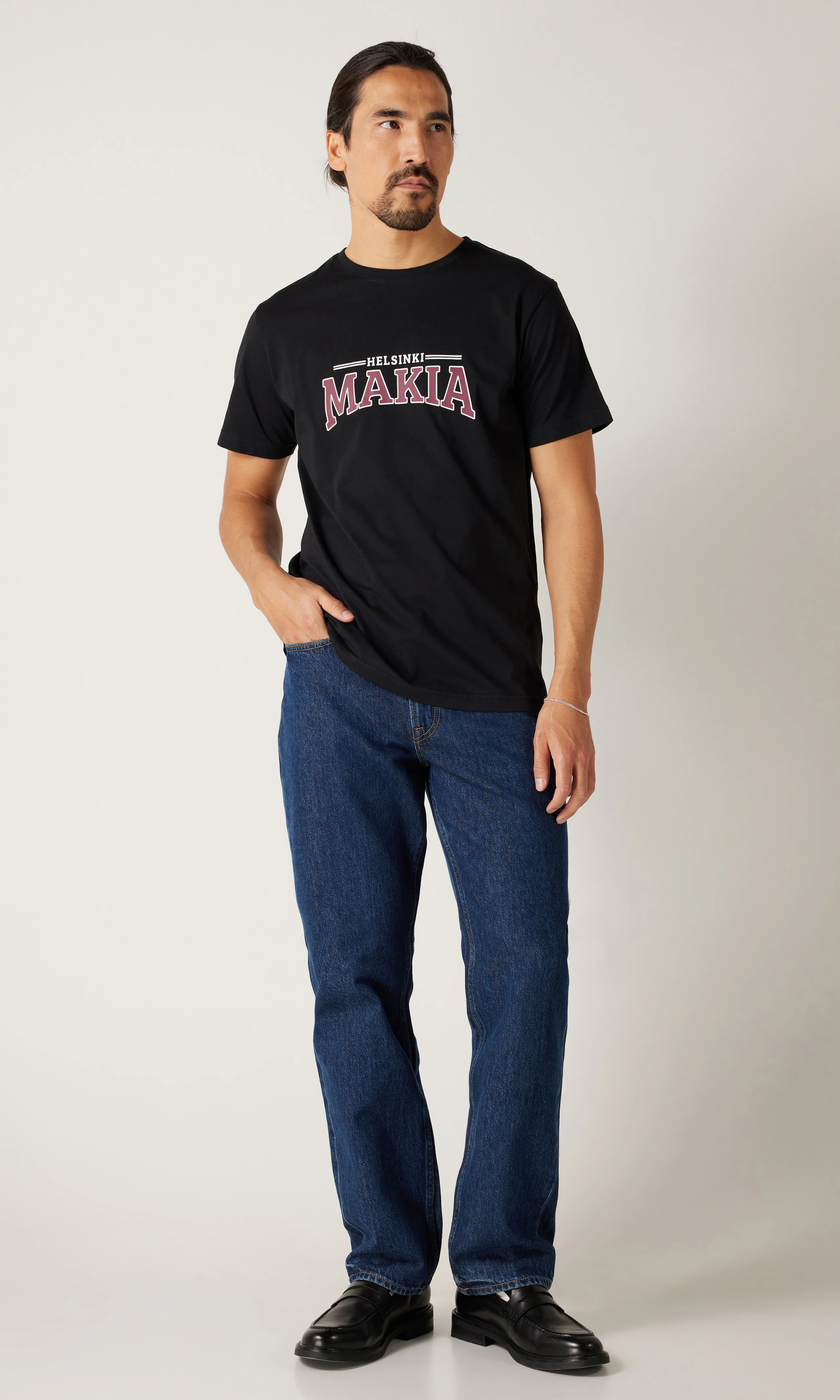 Uni Musta T-Paita. Front 1. Model.