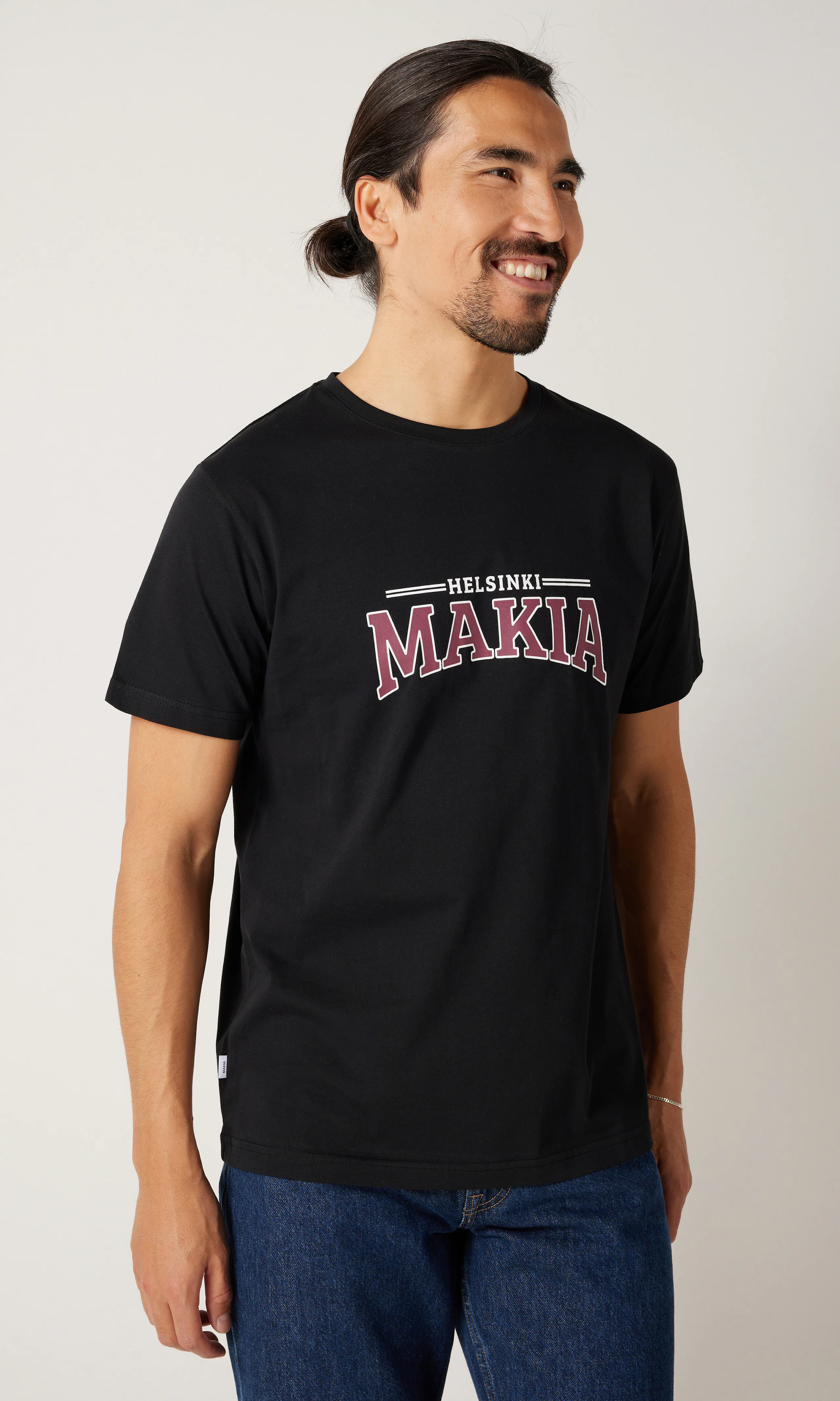 Uni Musta T-Paita. Front. Model.