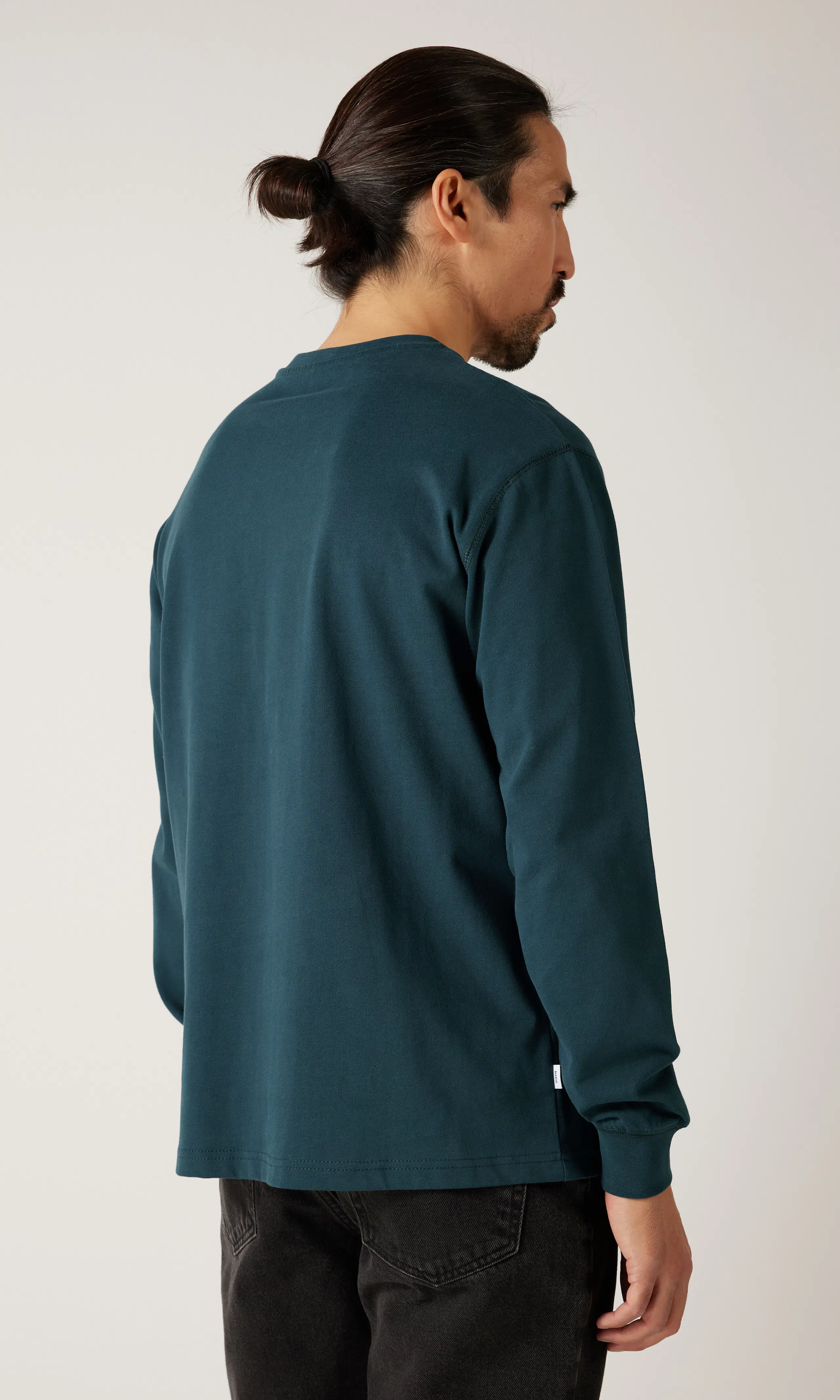 Uni Blå Tröja. Back. Model.