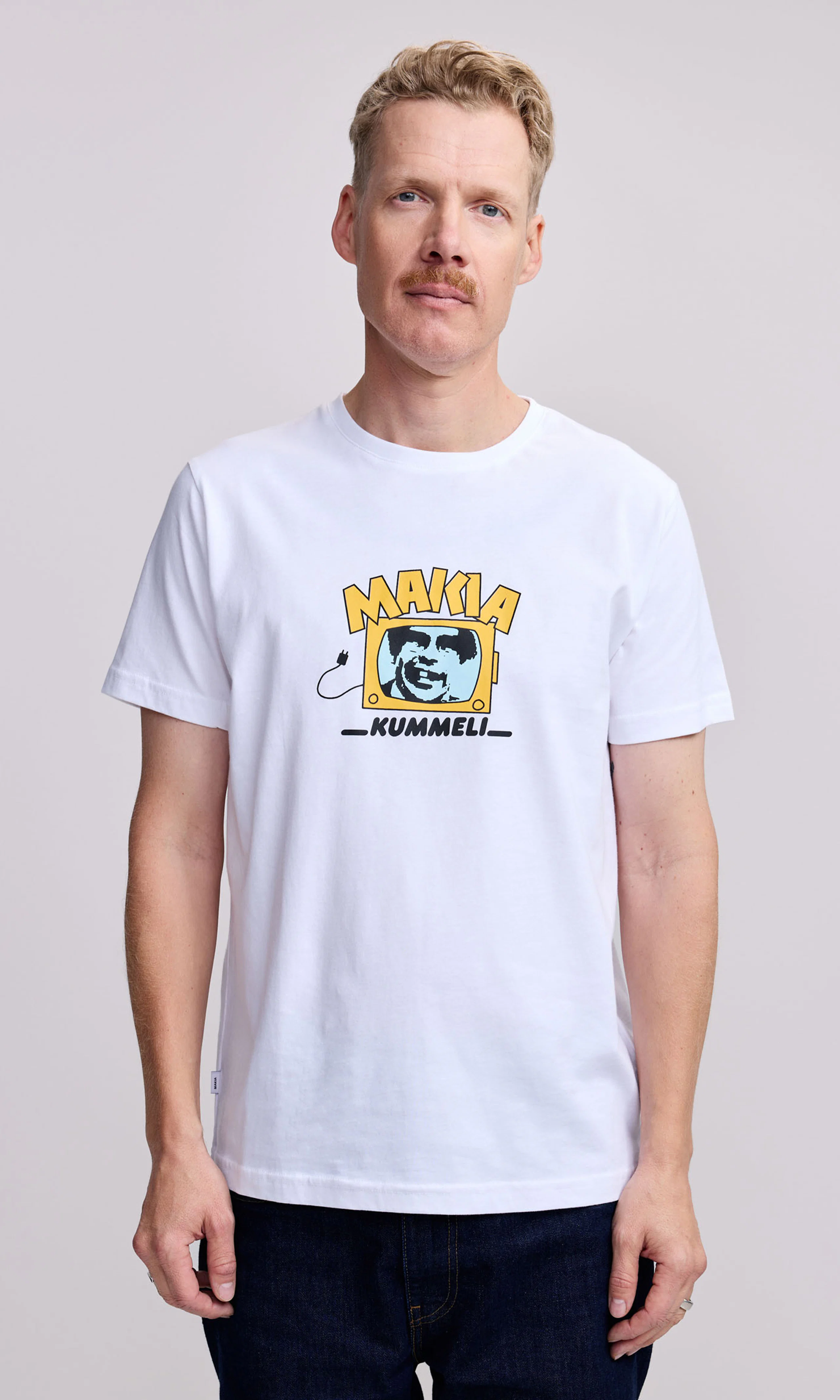 Kyllä Lähtee Vit T-Shirt. Front. Model.
