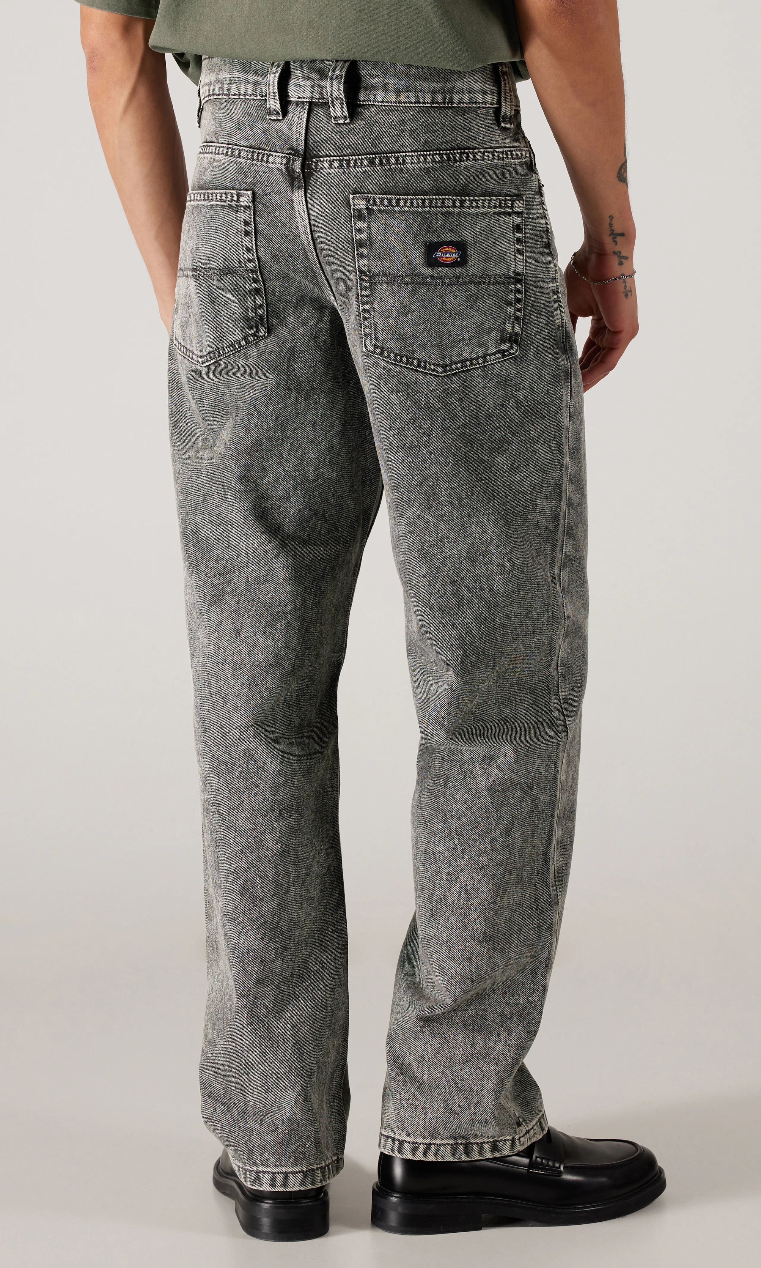 Thomasville Ljusgrå Jeans. Back. Model.