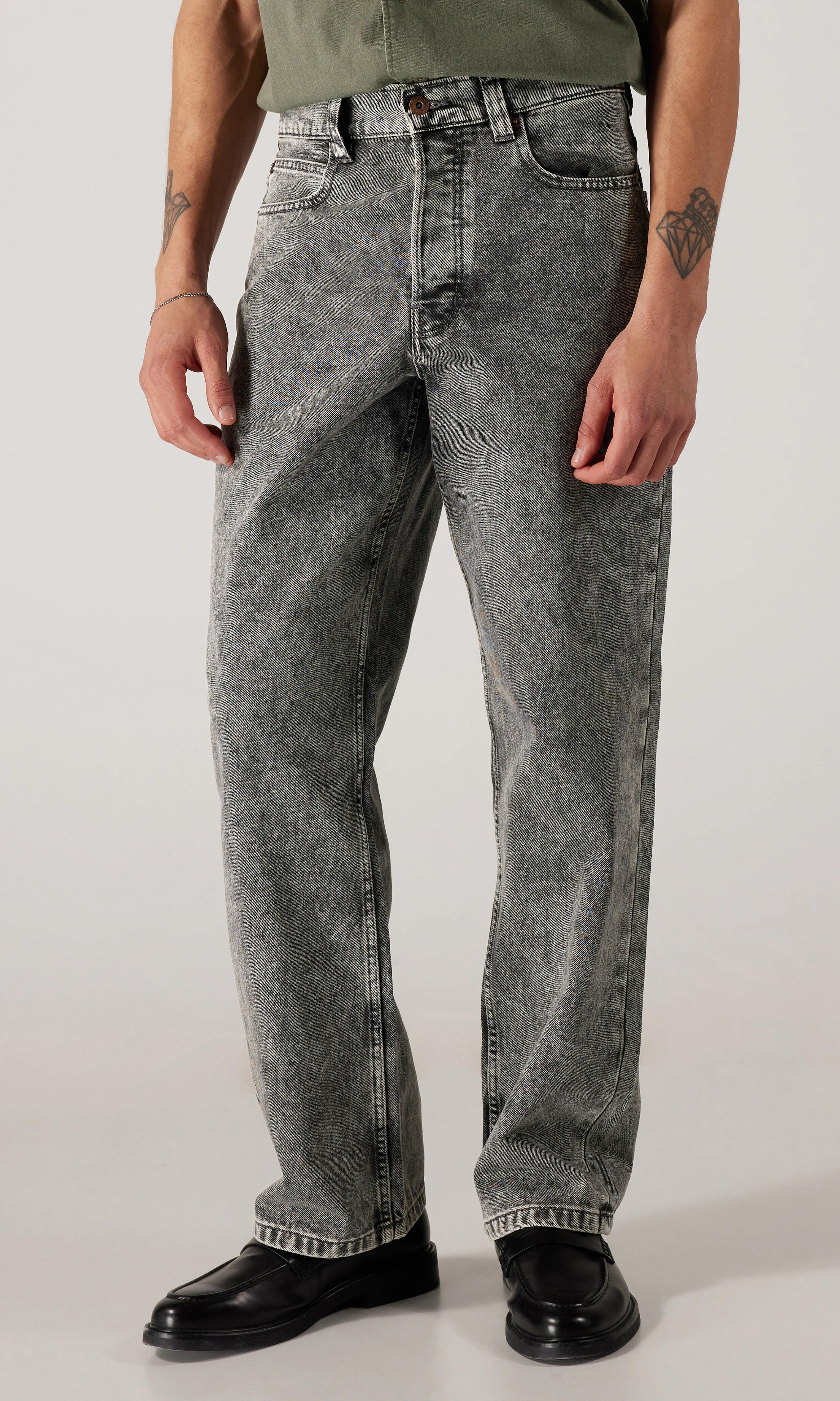 Thomasville Ljusgrå Jeans. Front. Model.