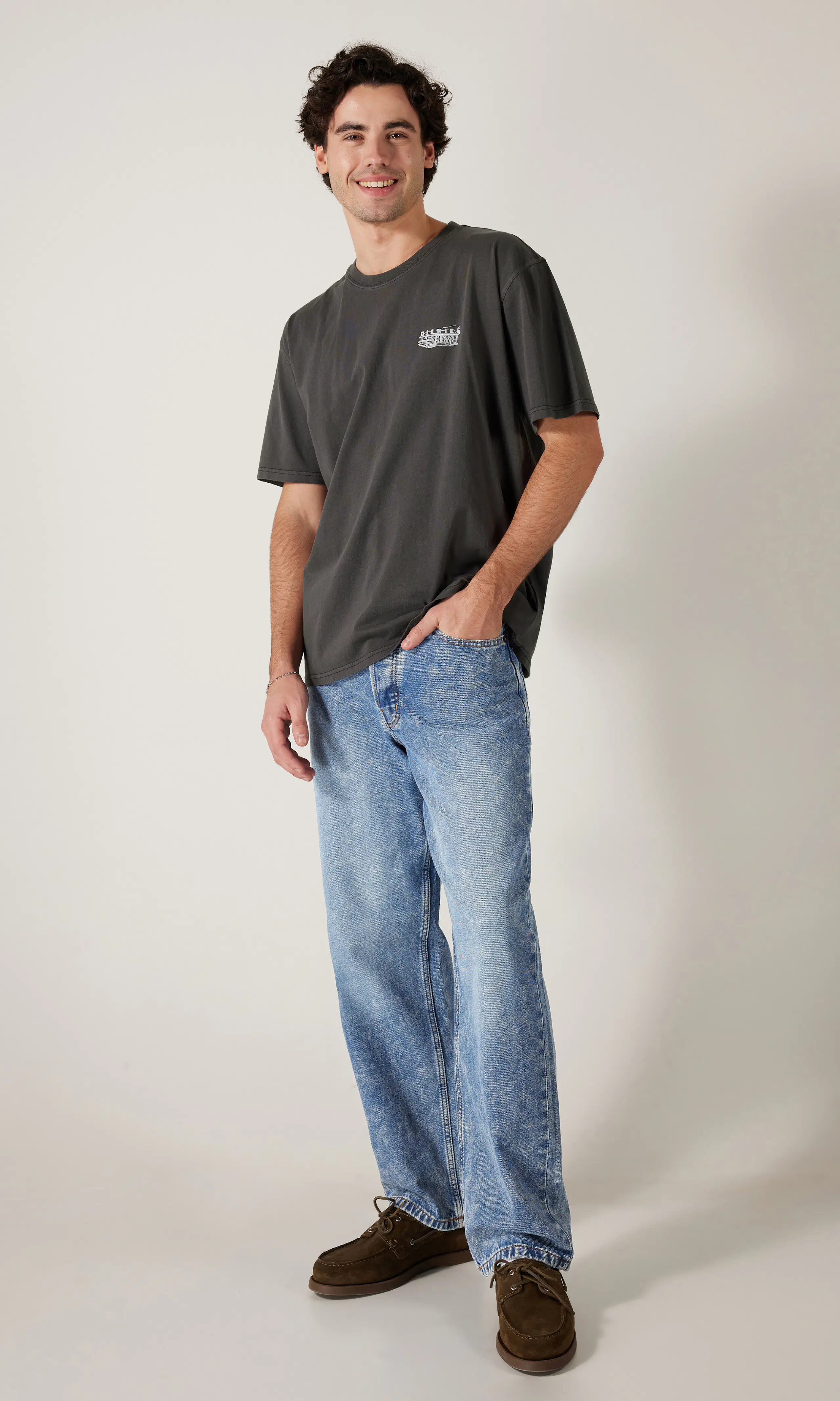 Thomasville Medium Blå Jeans. Front 1. Model.