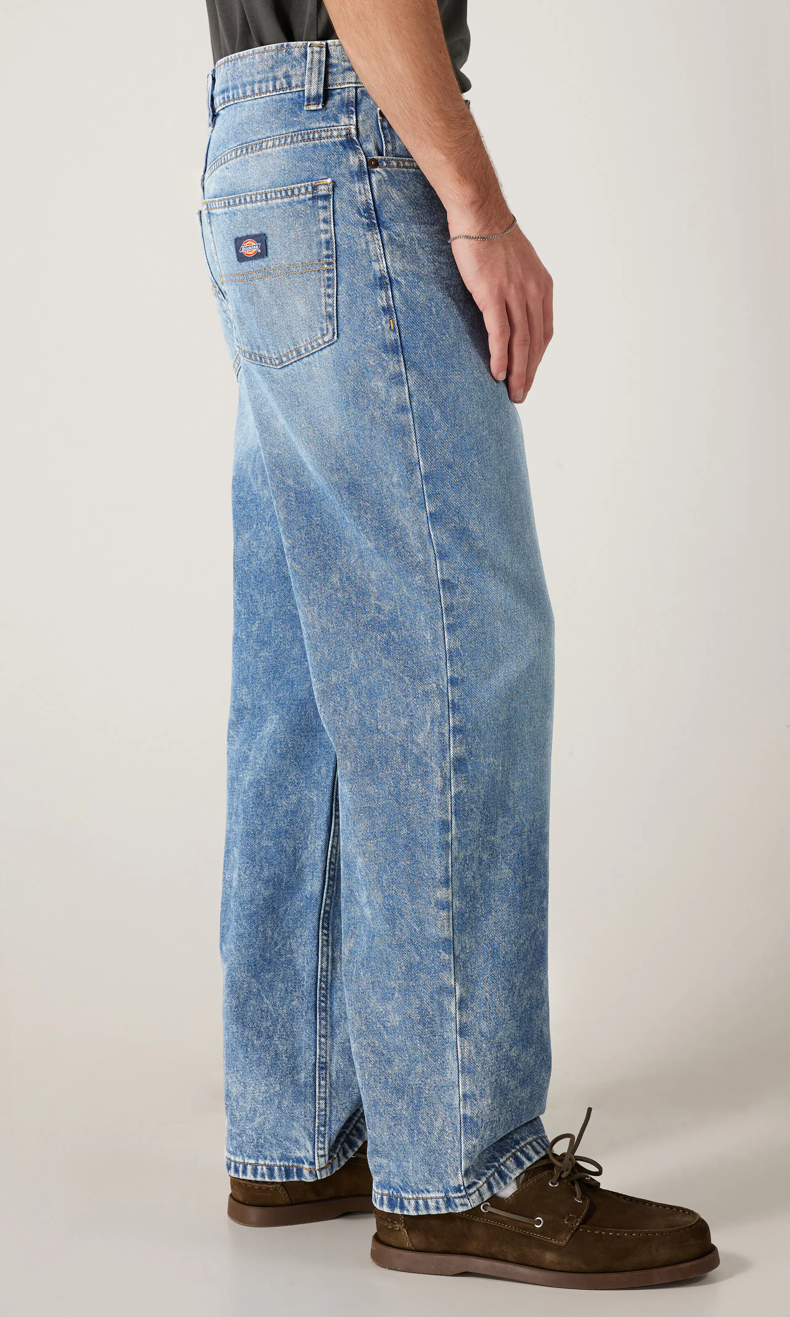 Thomasville Medium Blå Jeans. Front 2. Model.