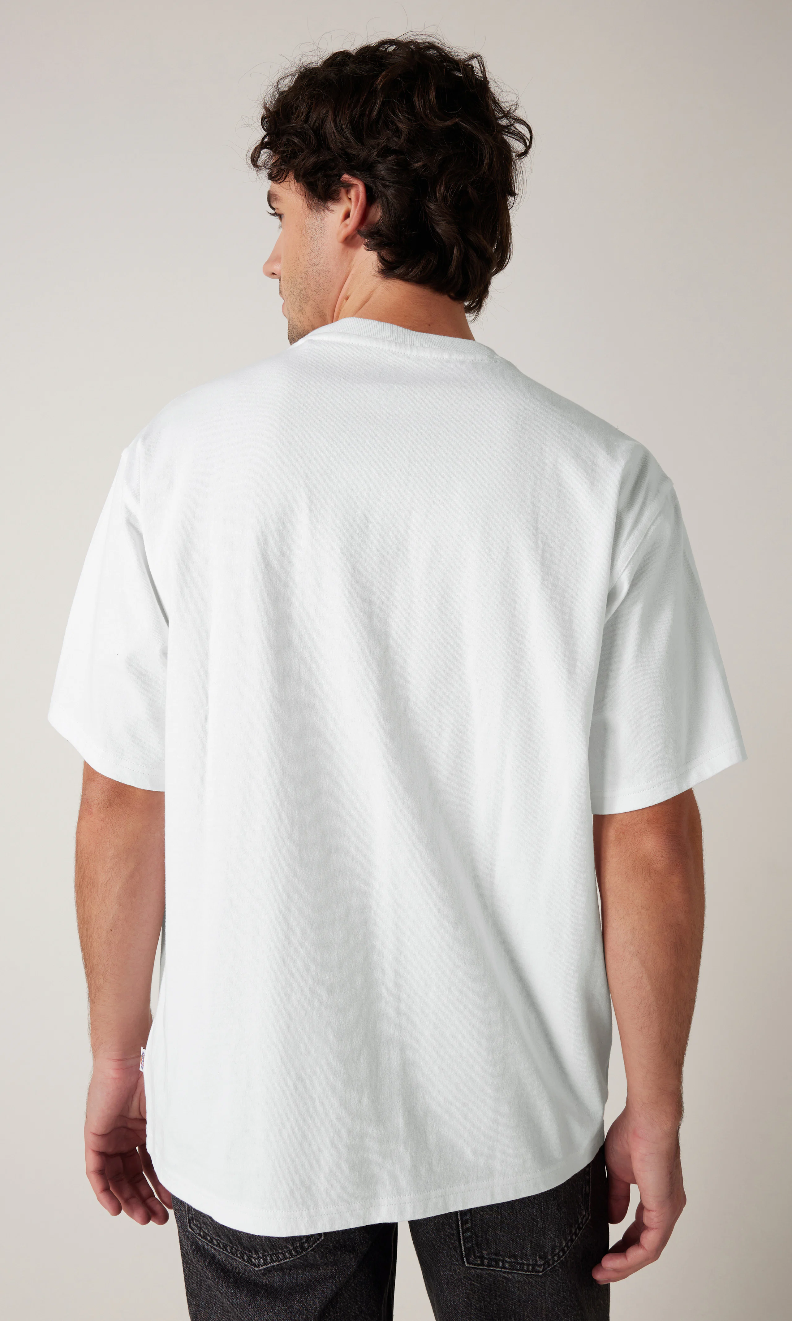 Clancy Heavyweight Vit T-shirt. Back. Model.