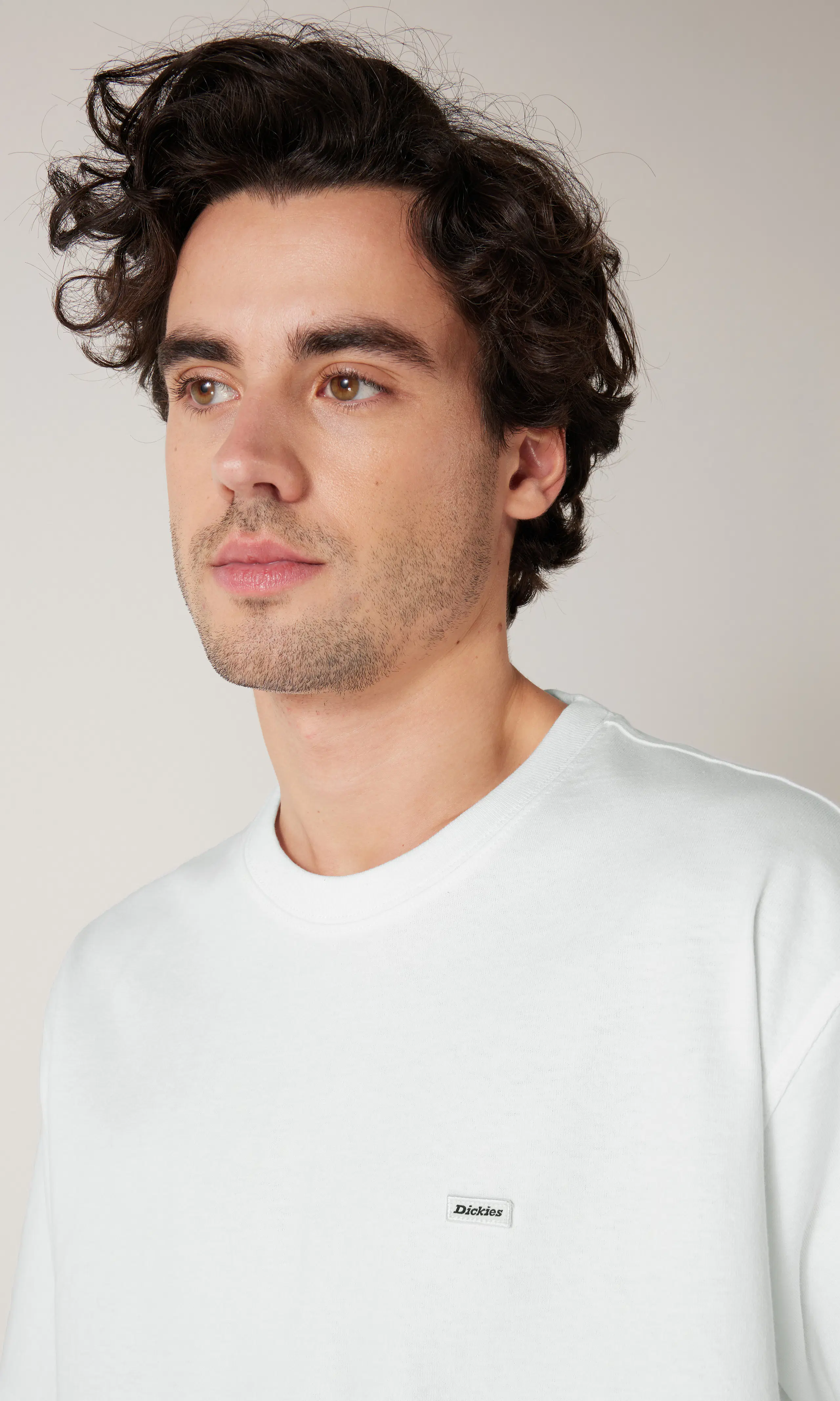 Clancy Heavyweight Vit T-shirt. Detail 2. Model.