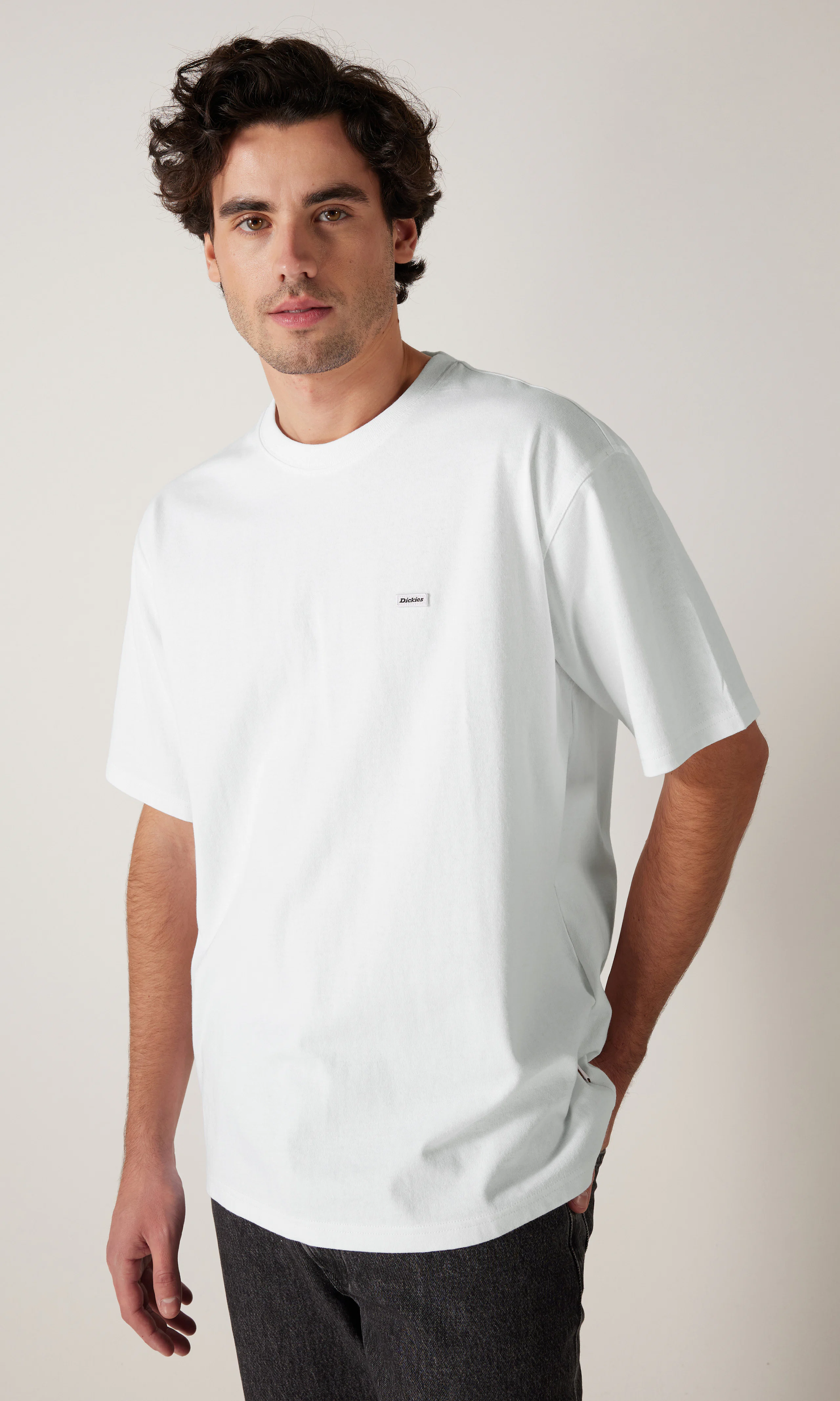 Clancy Heavyweight Vit T-shirt. Front. Model.