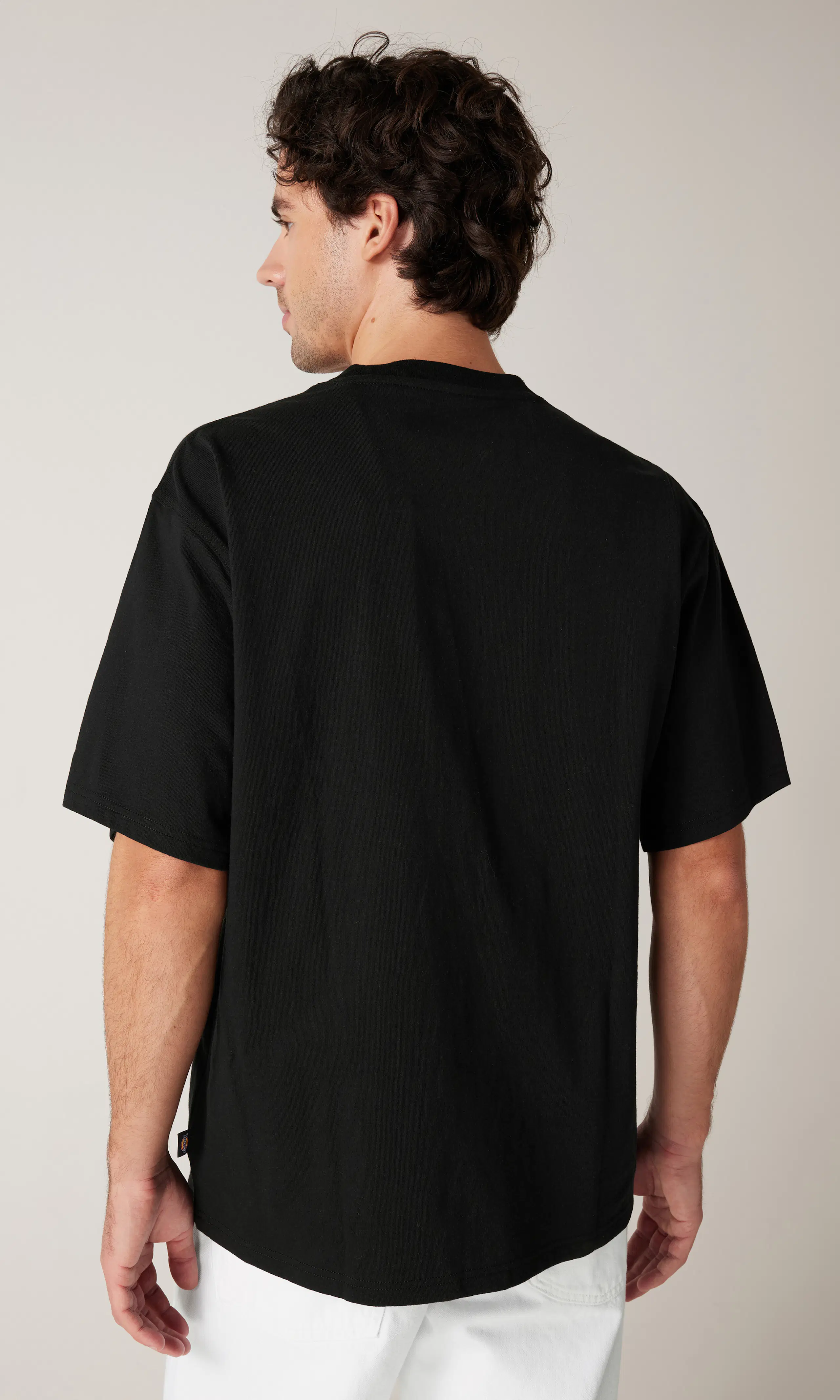 Clancy Heavyweight Musta T-Paita. Back. Model.