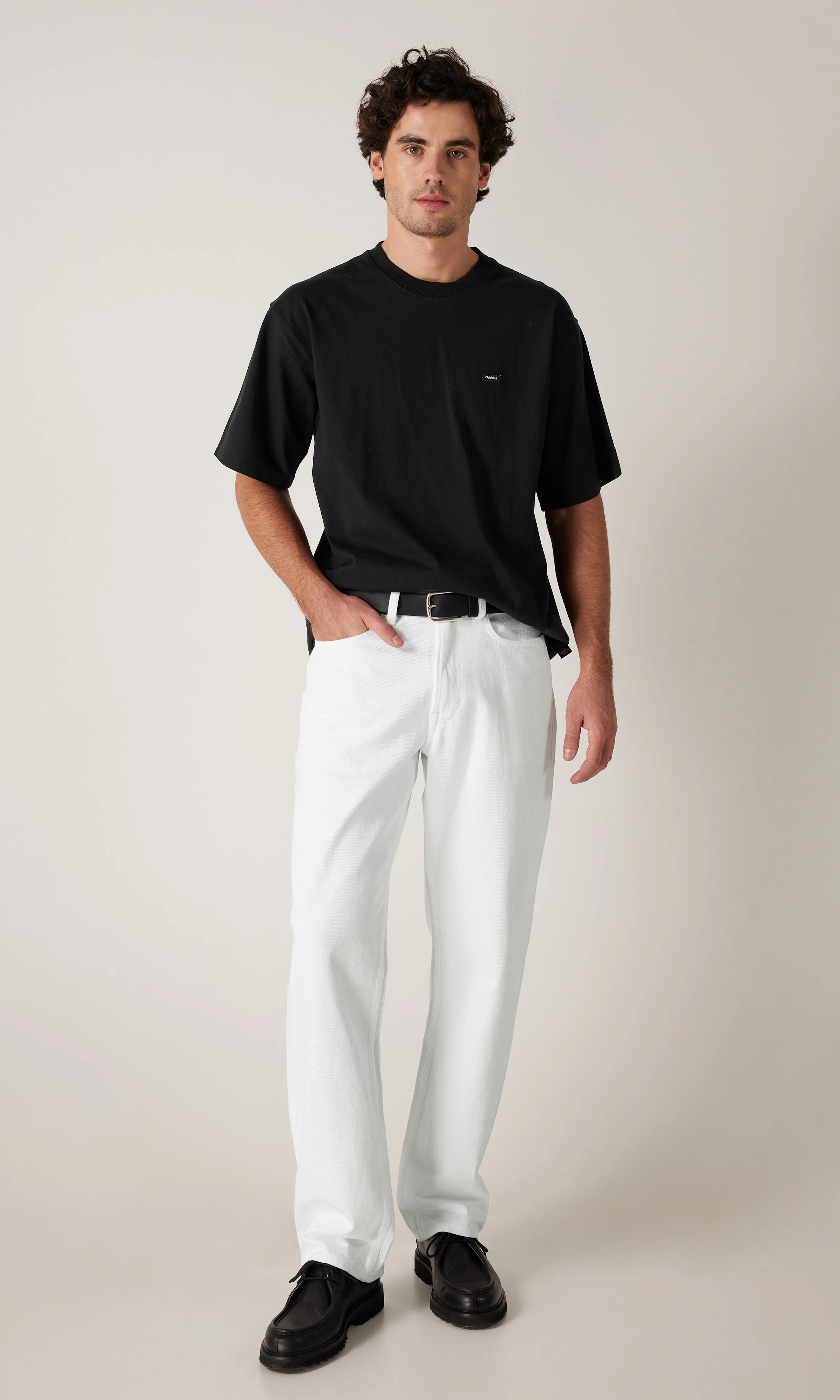 Clancy Heavyweight Musta T-Paita. Front 1. Model.