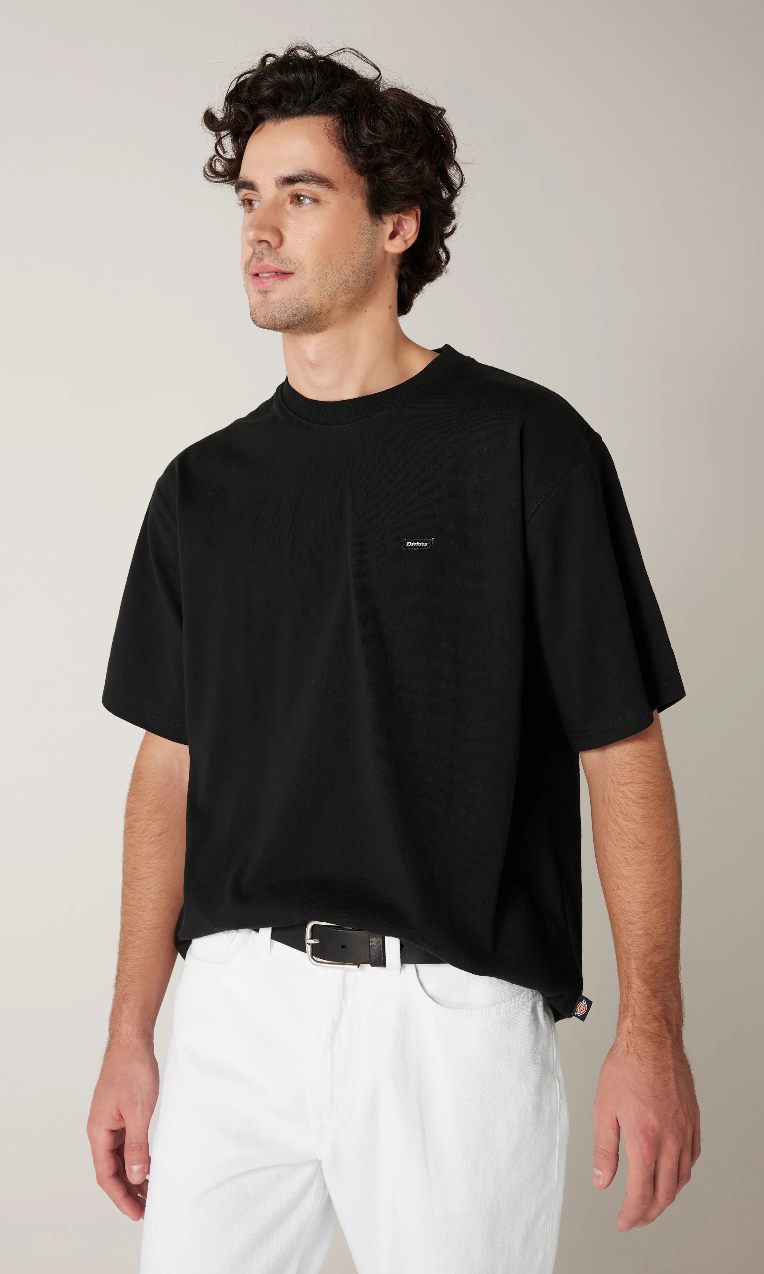 Clancy Heavyweight Musta T-Paita. Front. Model.