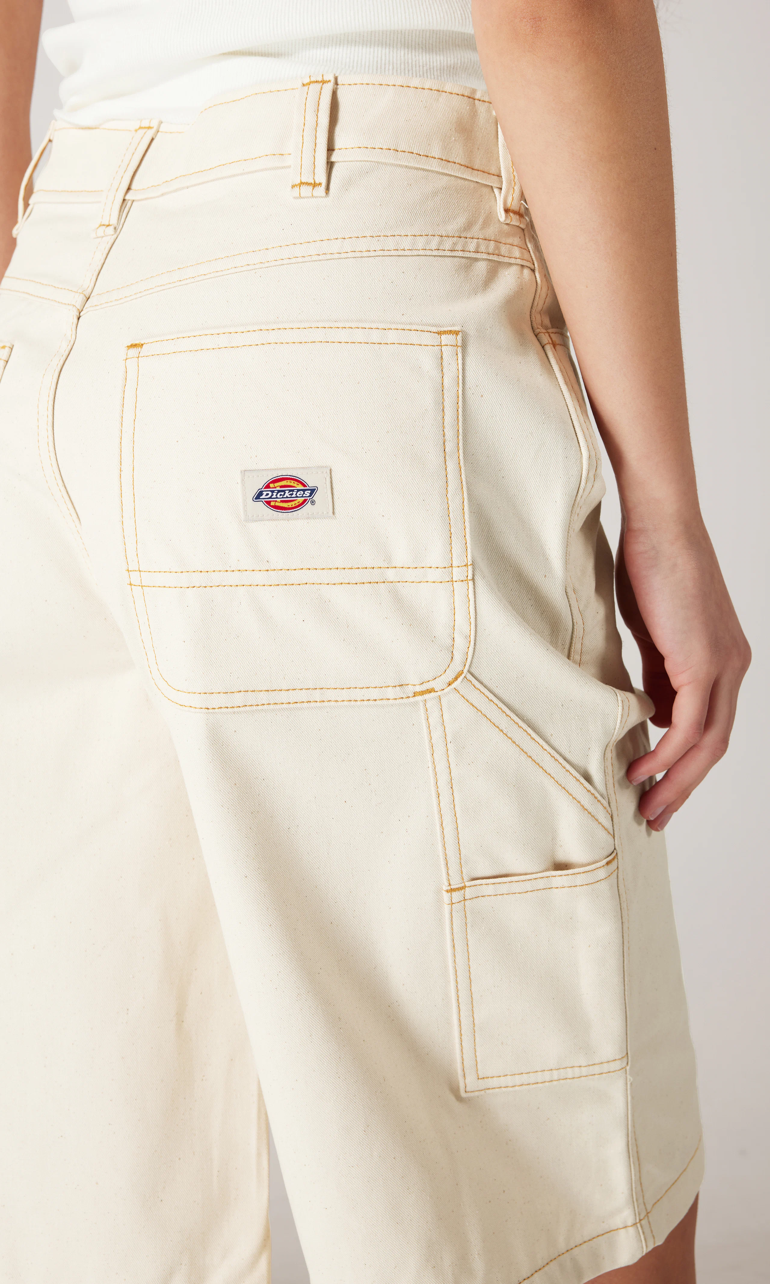 Denim Carpenter Jorts Hvit Shorts. Detail 2. Model.