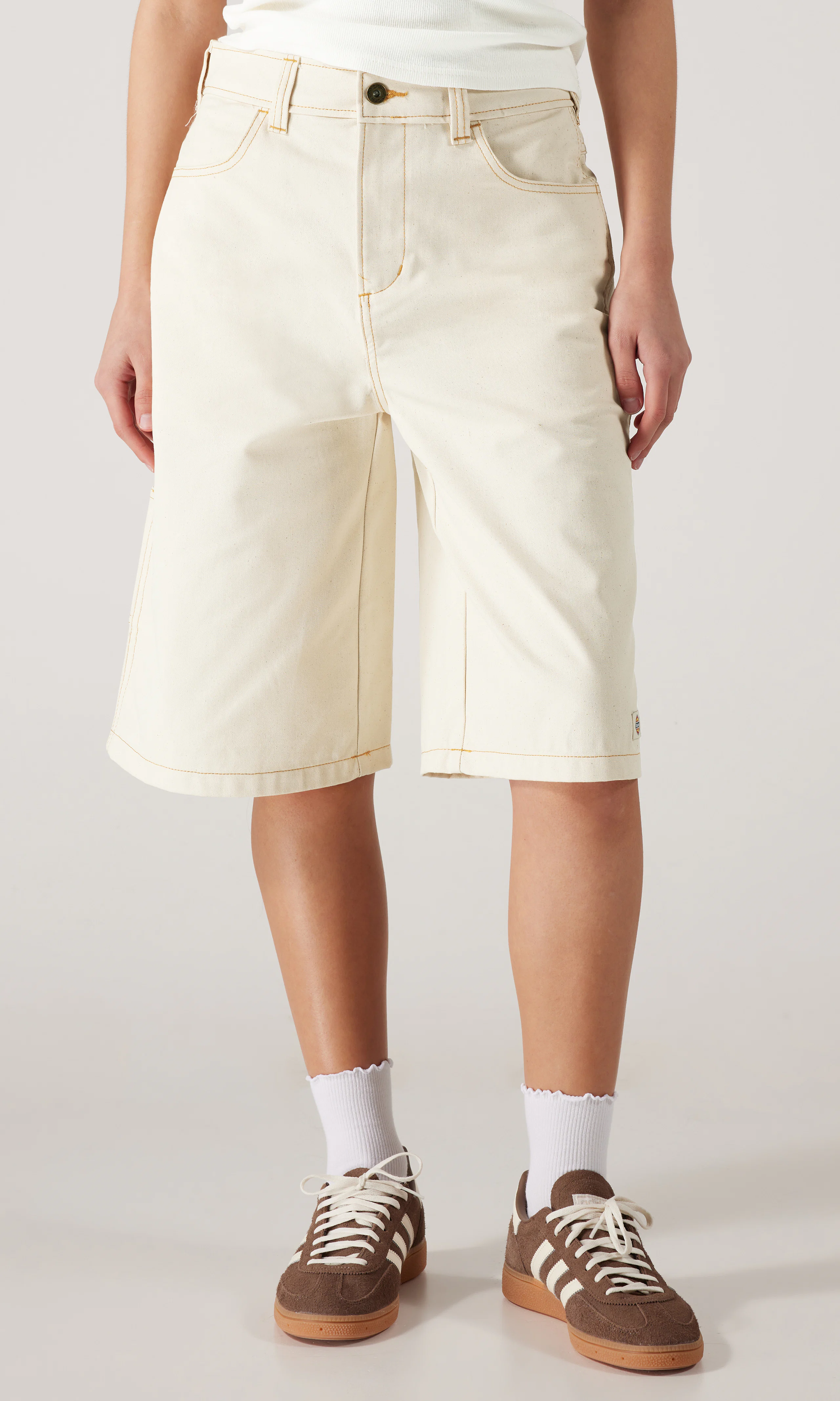 Denim Carpenter Jorts Hvit Shorts. Front. Model.