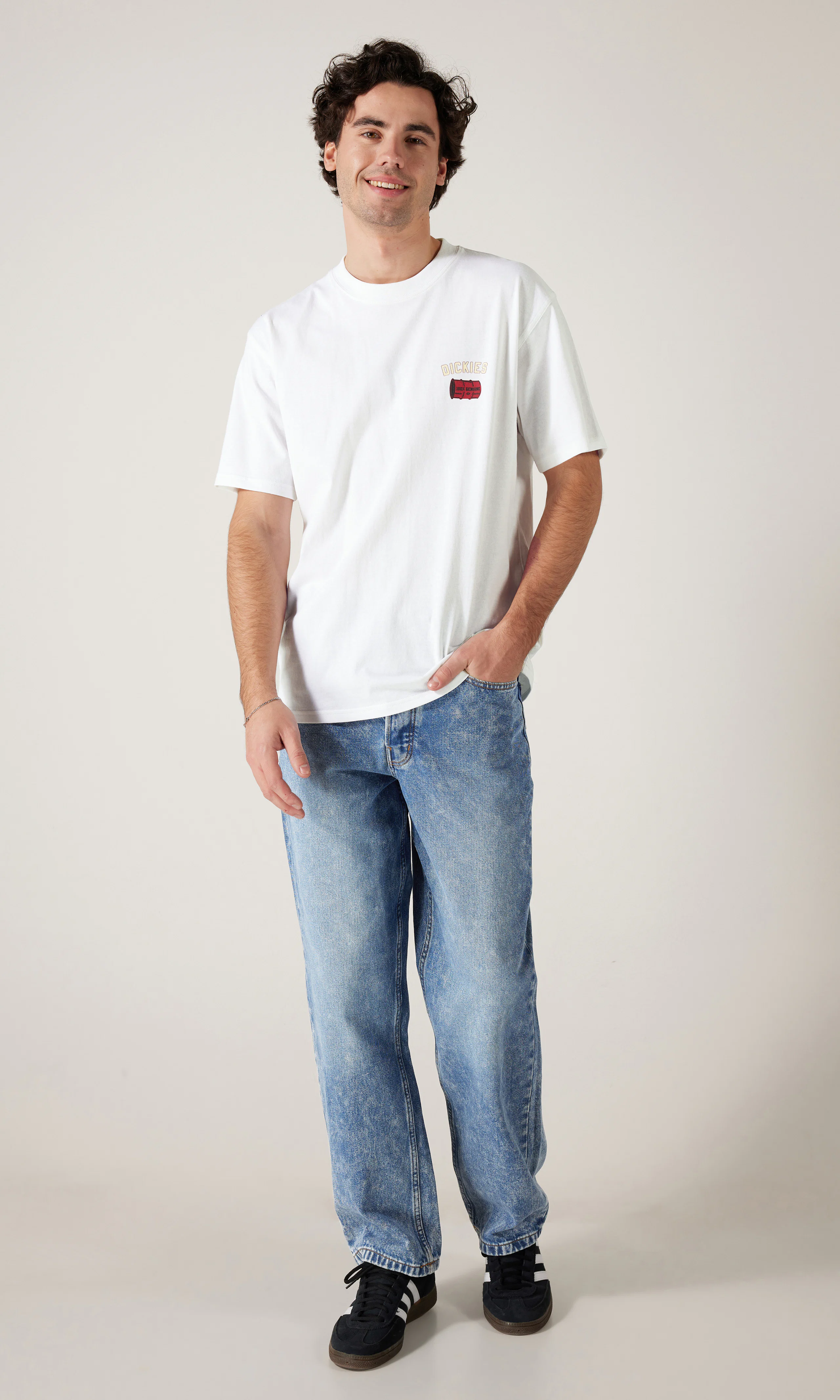 Service Crew Hvit T-Skjorte. Front 1. Model.