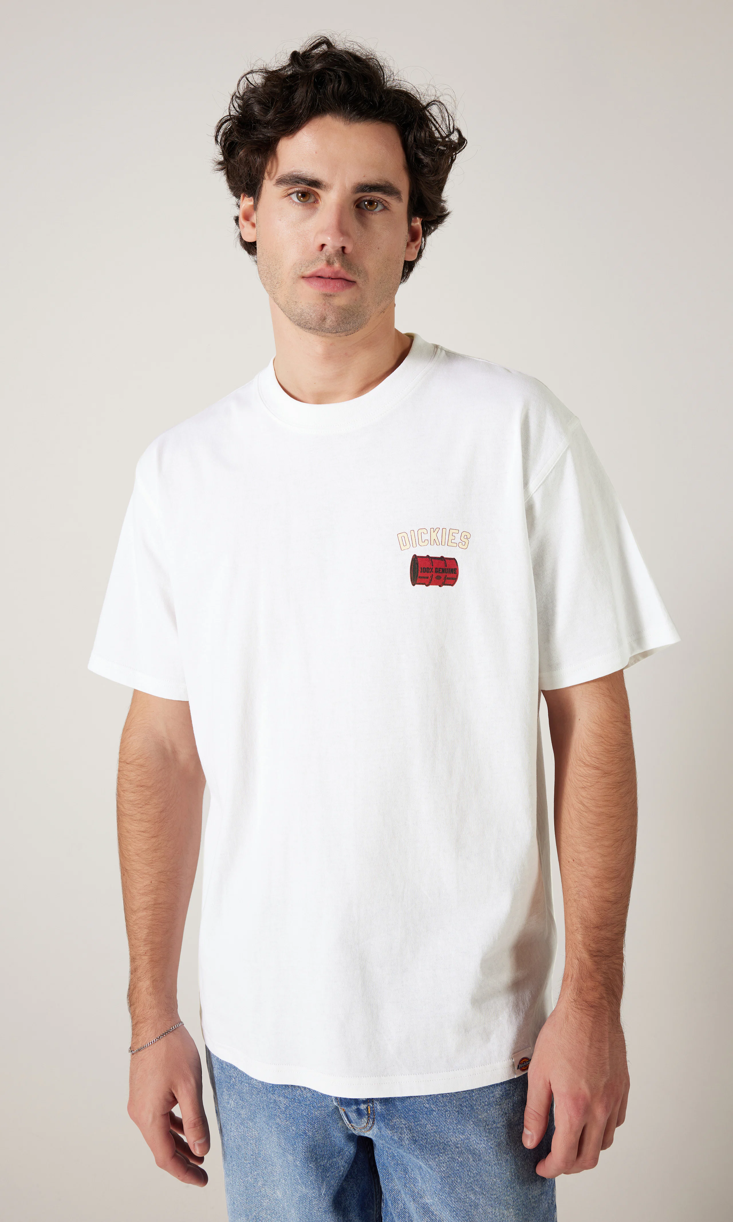 Service Crew Hvit T-Skjorte. Front. Model.