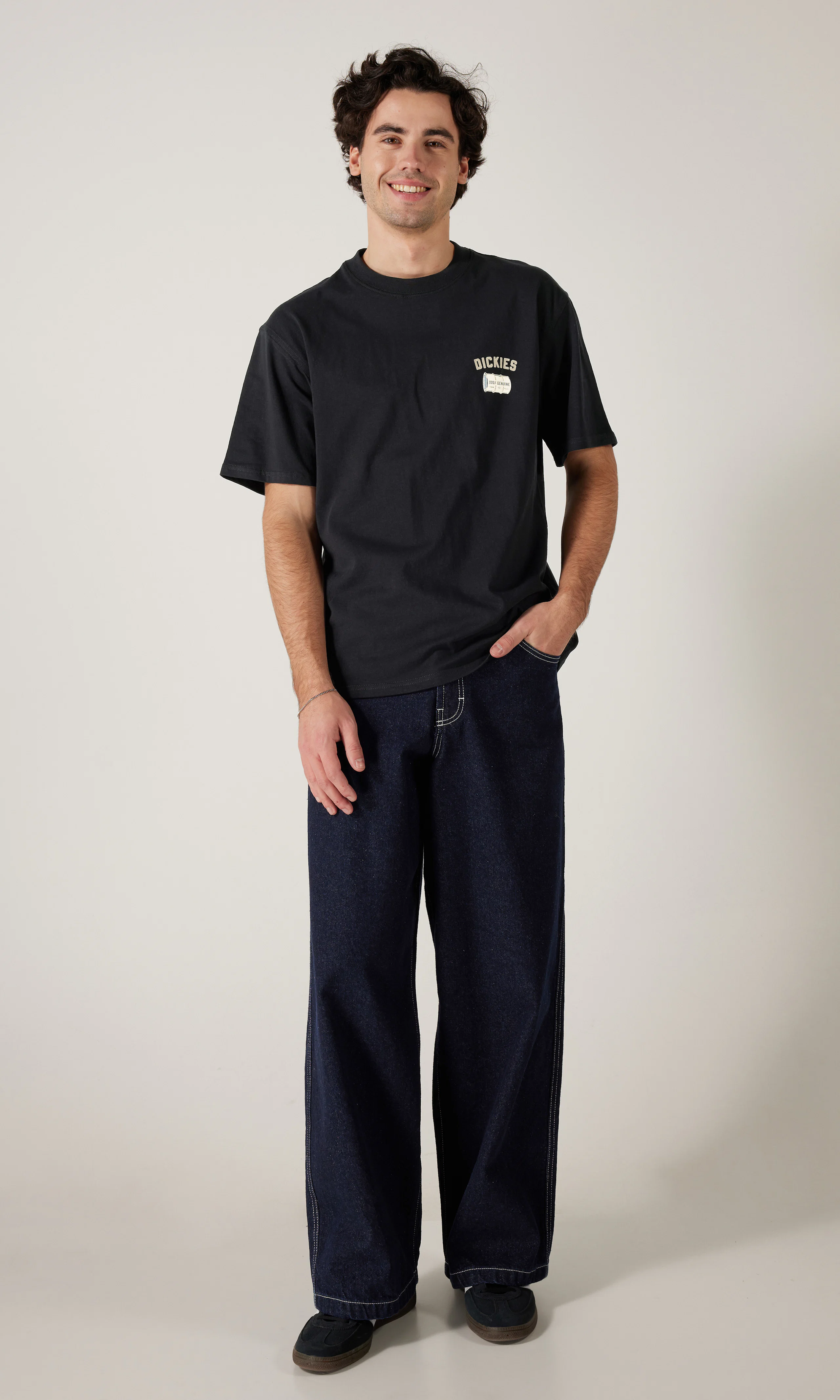 Service Crew Musta T-Paita. Front 1. Model.