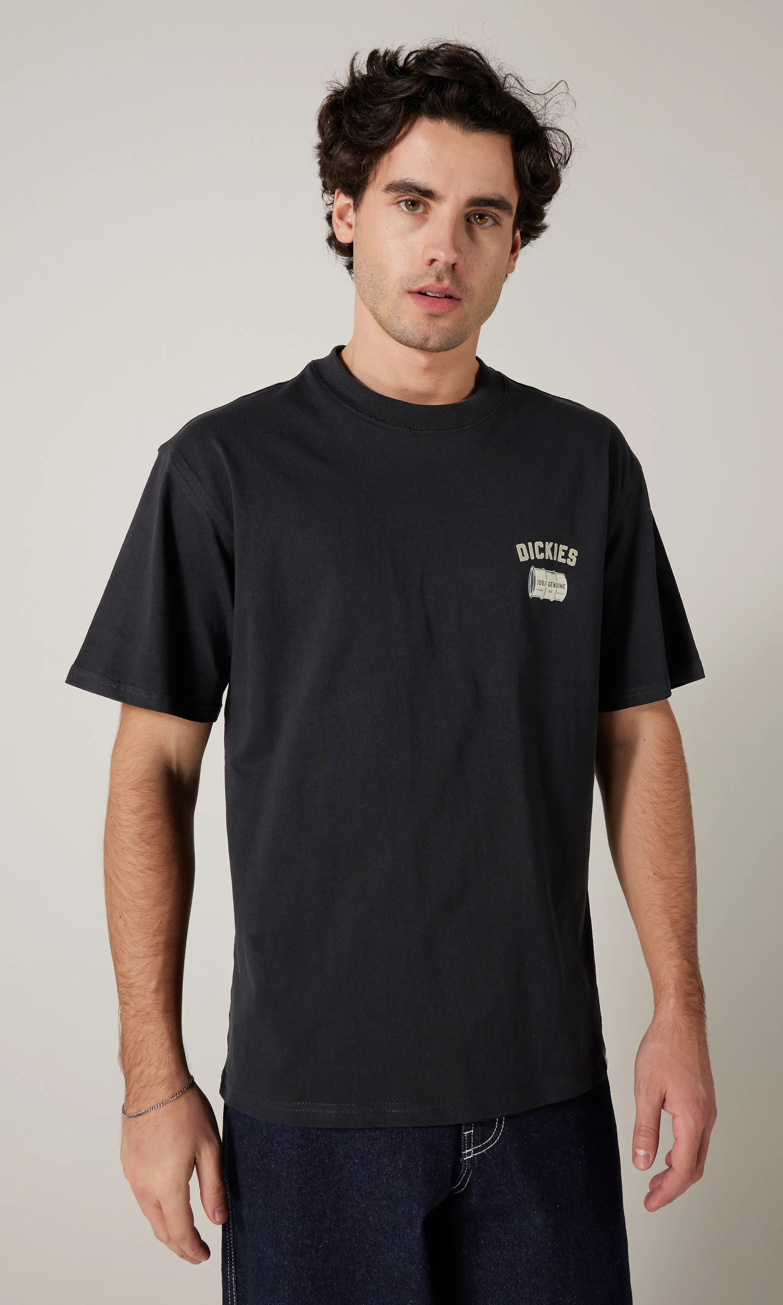 Service Crew Musta T-Paita. Front. Model.