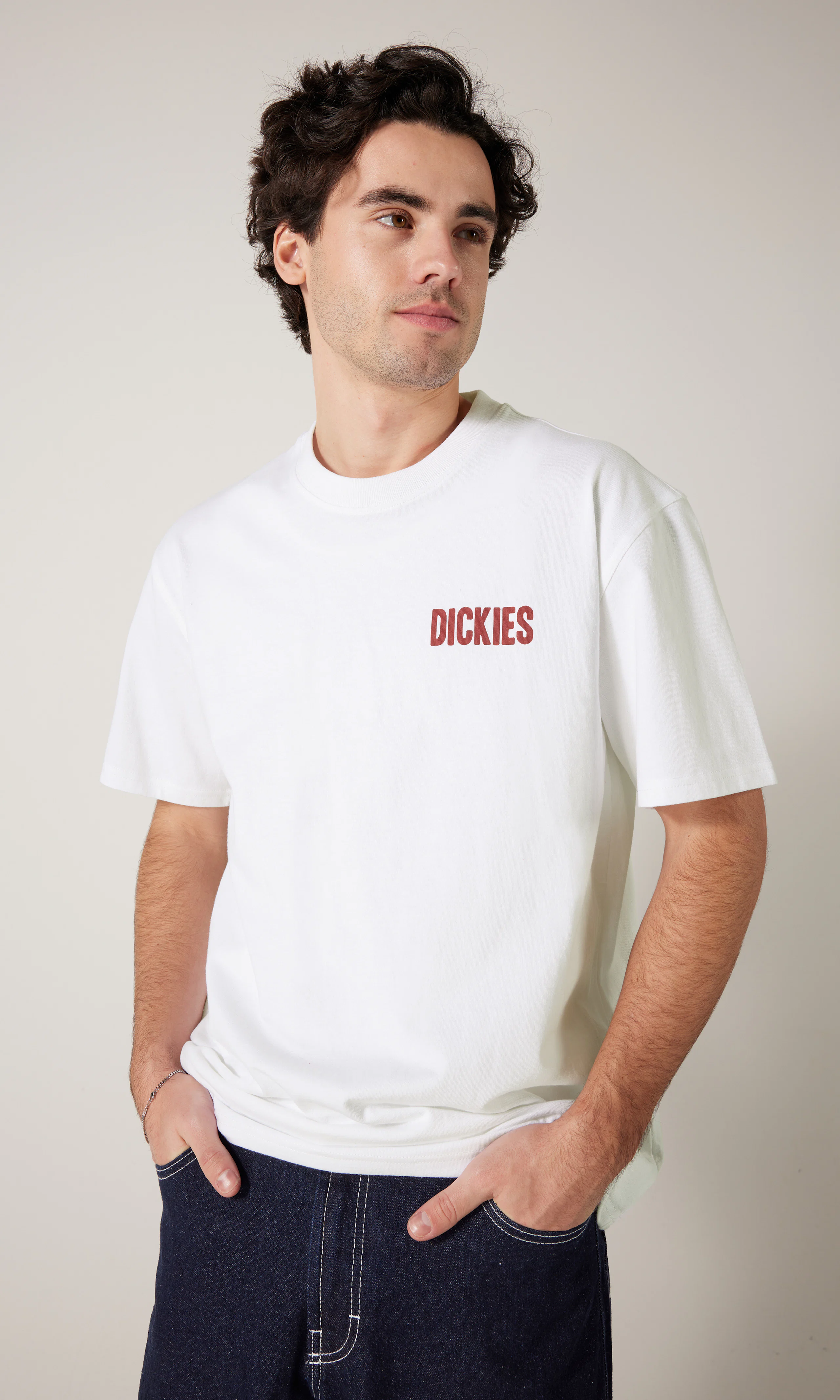 Slacks Rally Hvit T-Skjorte. Front. Model.