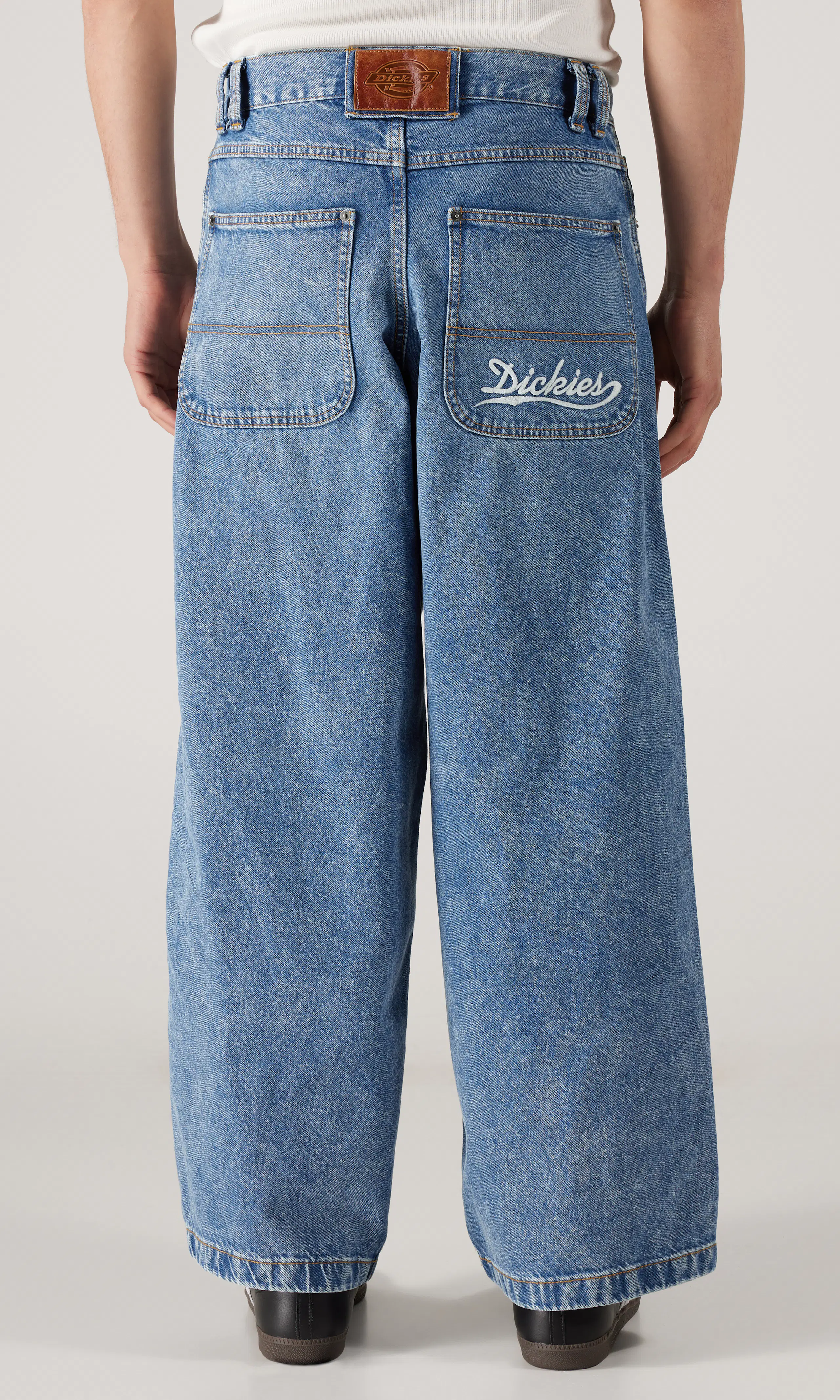 Loose Wave Denim Medium Blå Jeans. Back. Model.