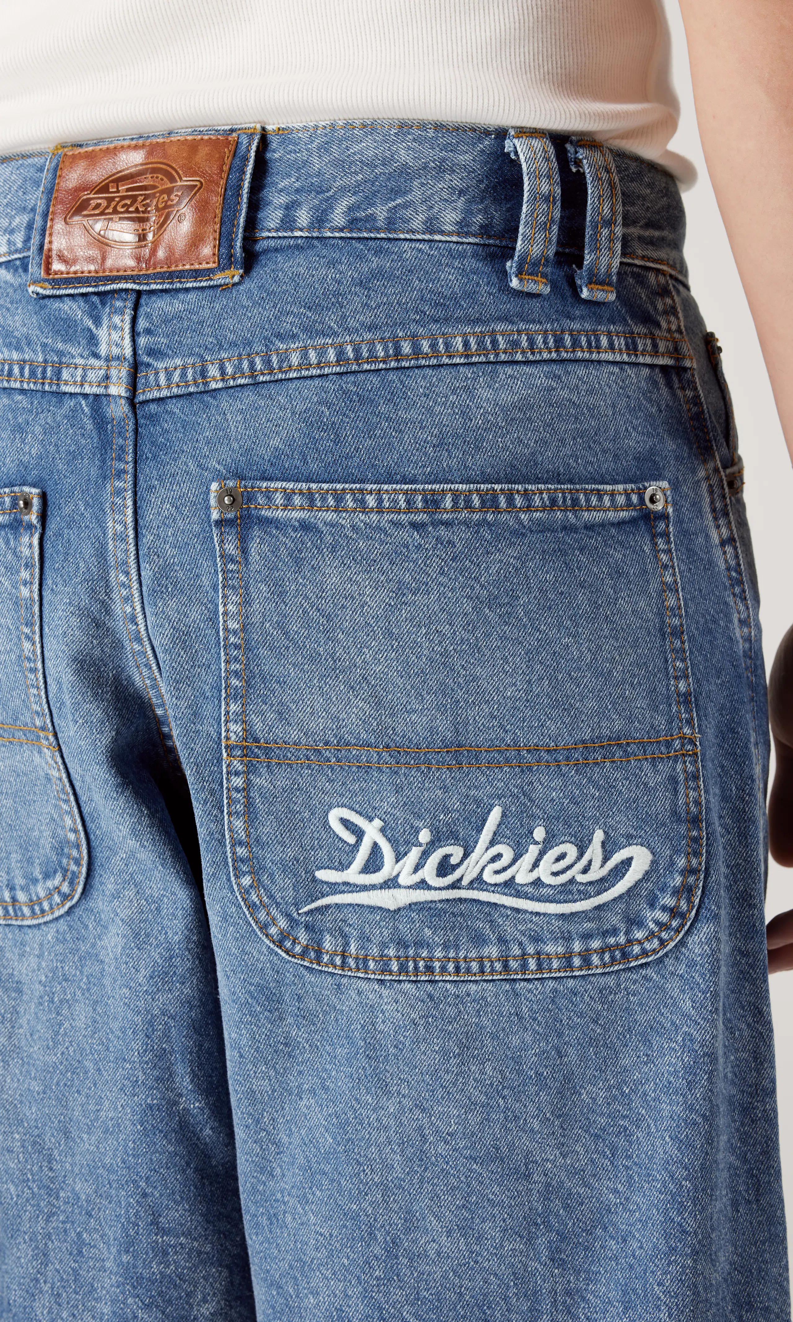 Loose Wave Denim Medium Blå Jeans. Detail 1. Model.