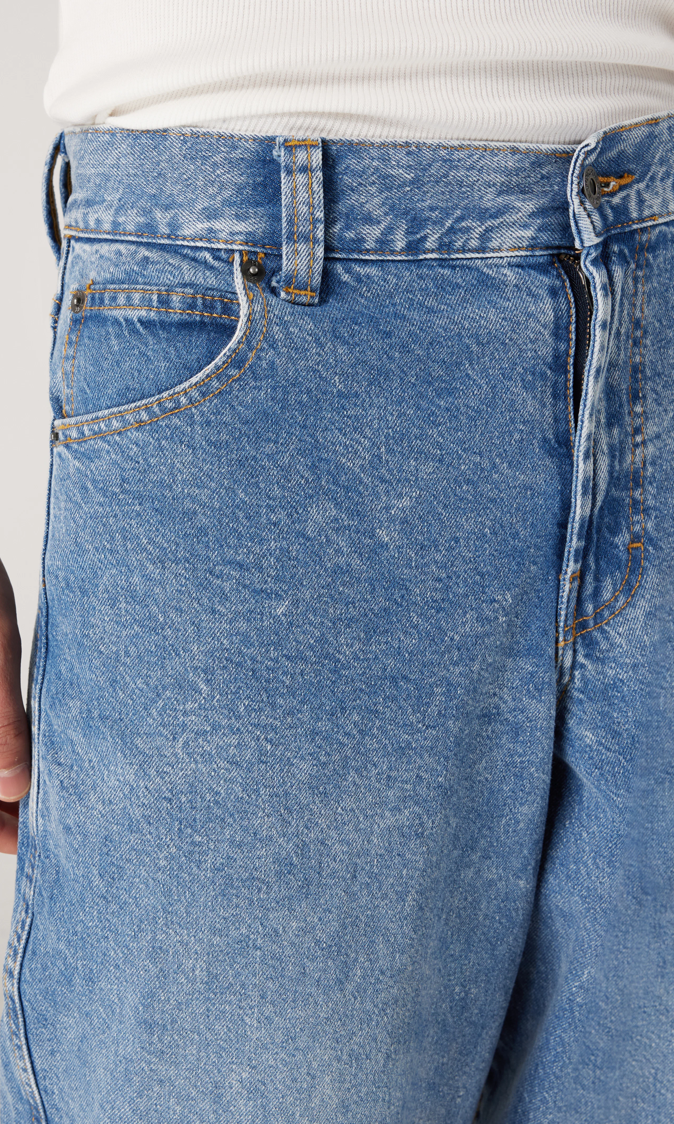 Loose Wave Denim Medium Blå Jeans. Detail 2. Model.