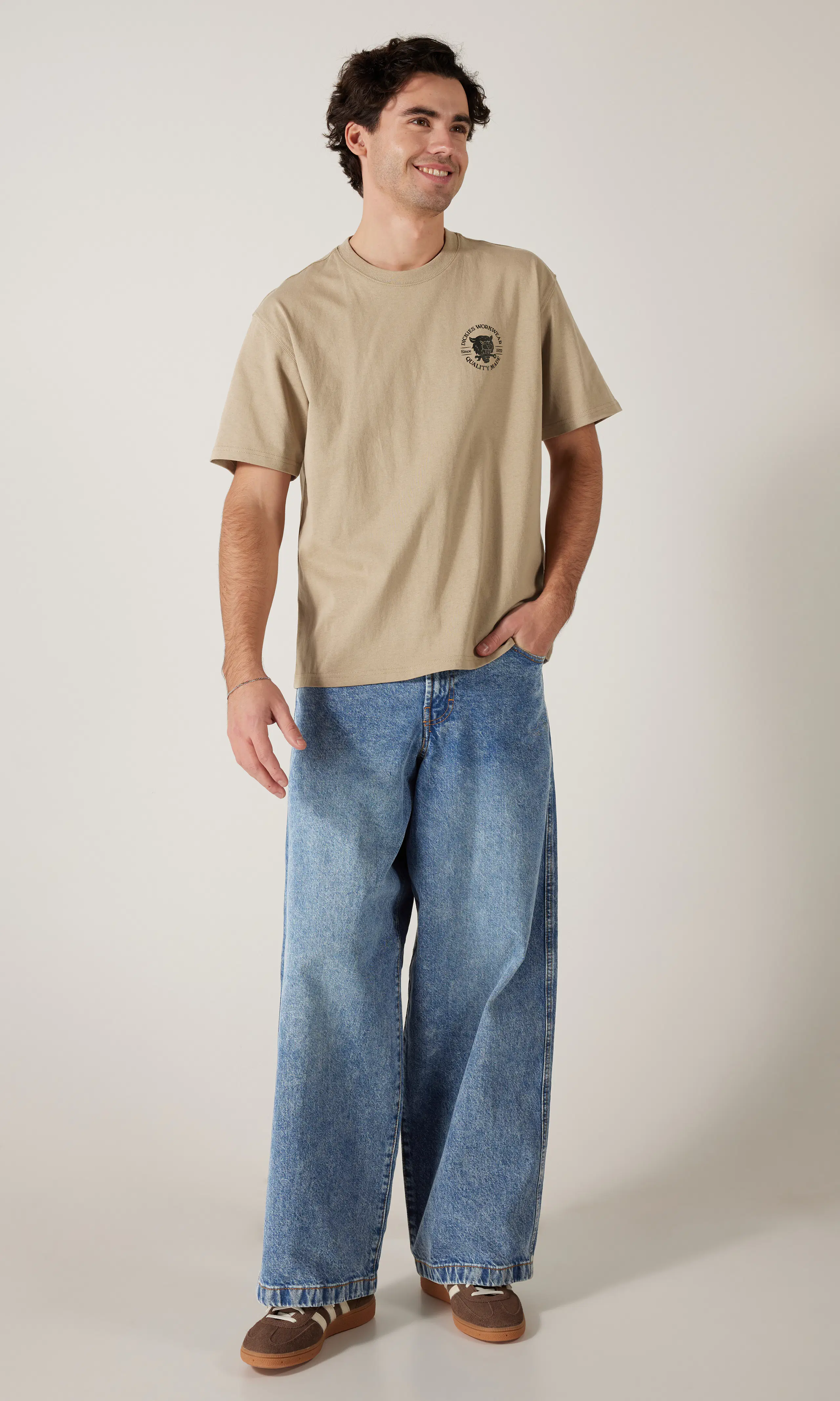 Wrench Brun T-Skjorte. Front 1. Model.