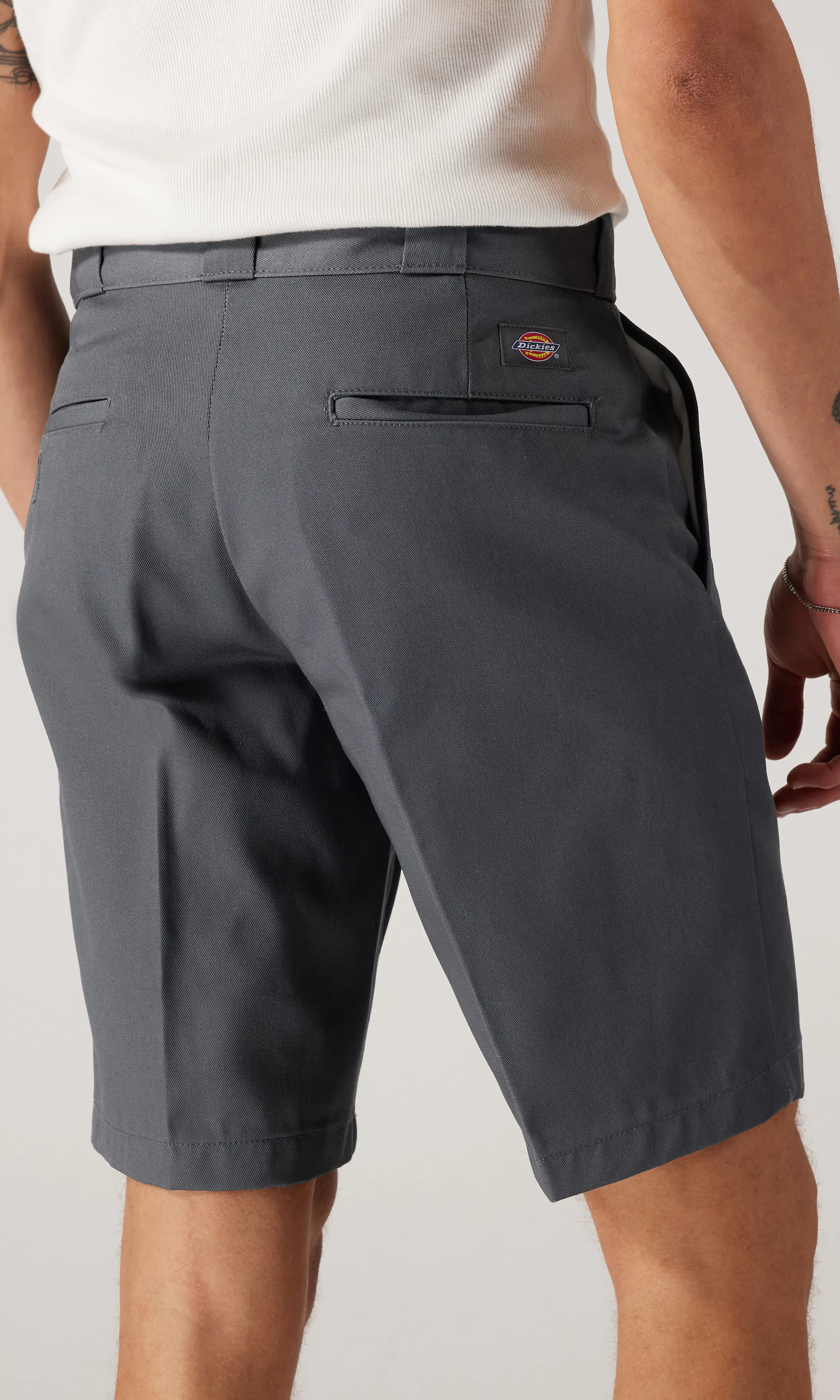 874 Grå Shorts. Back. Model.