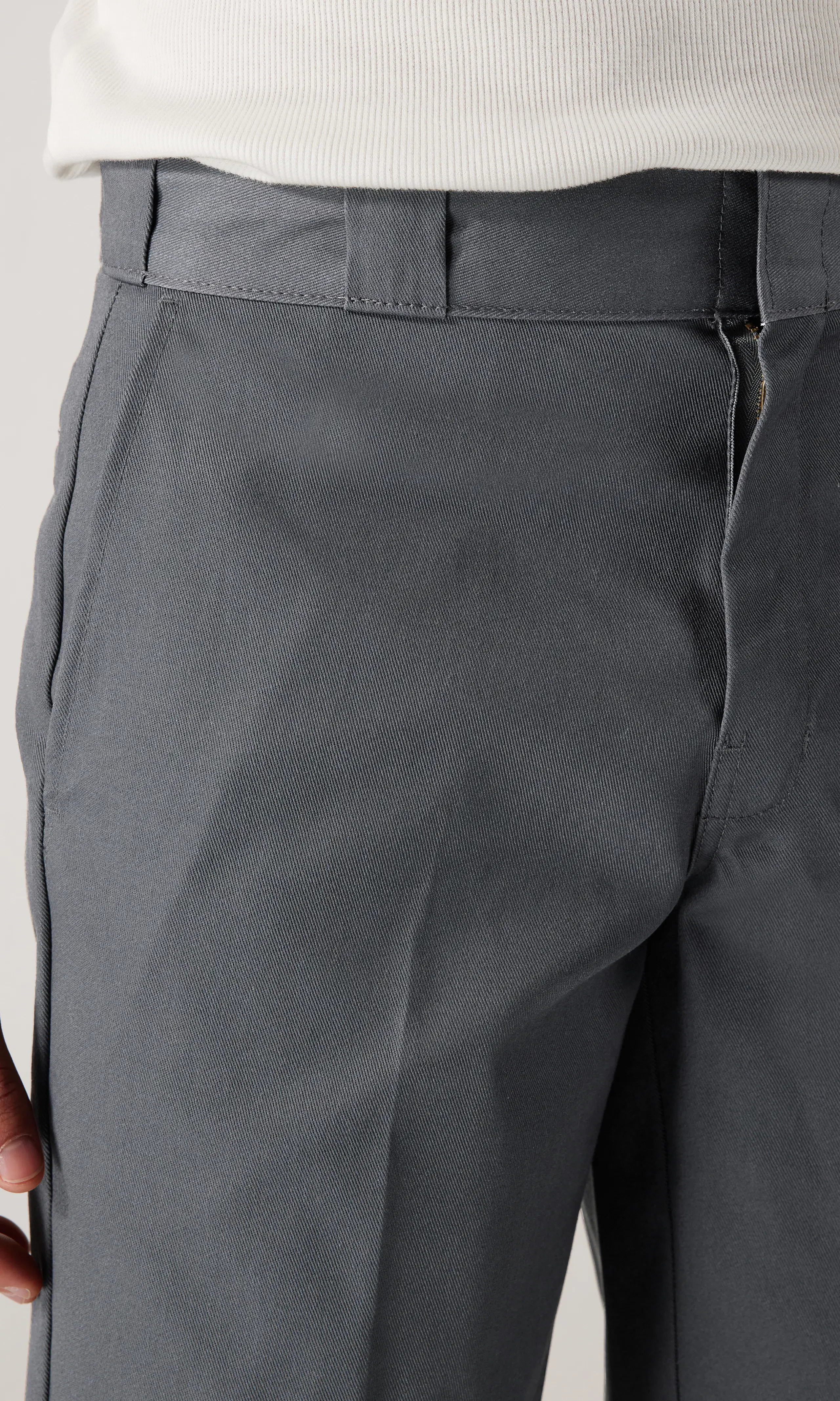 874 Grå Shorts. Detail 1. Model.
