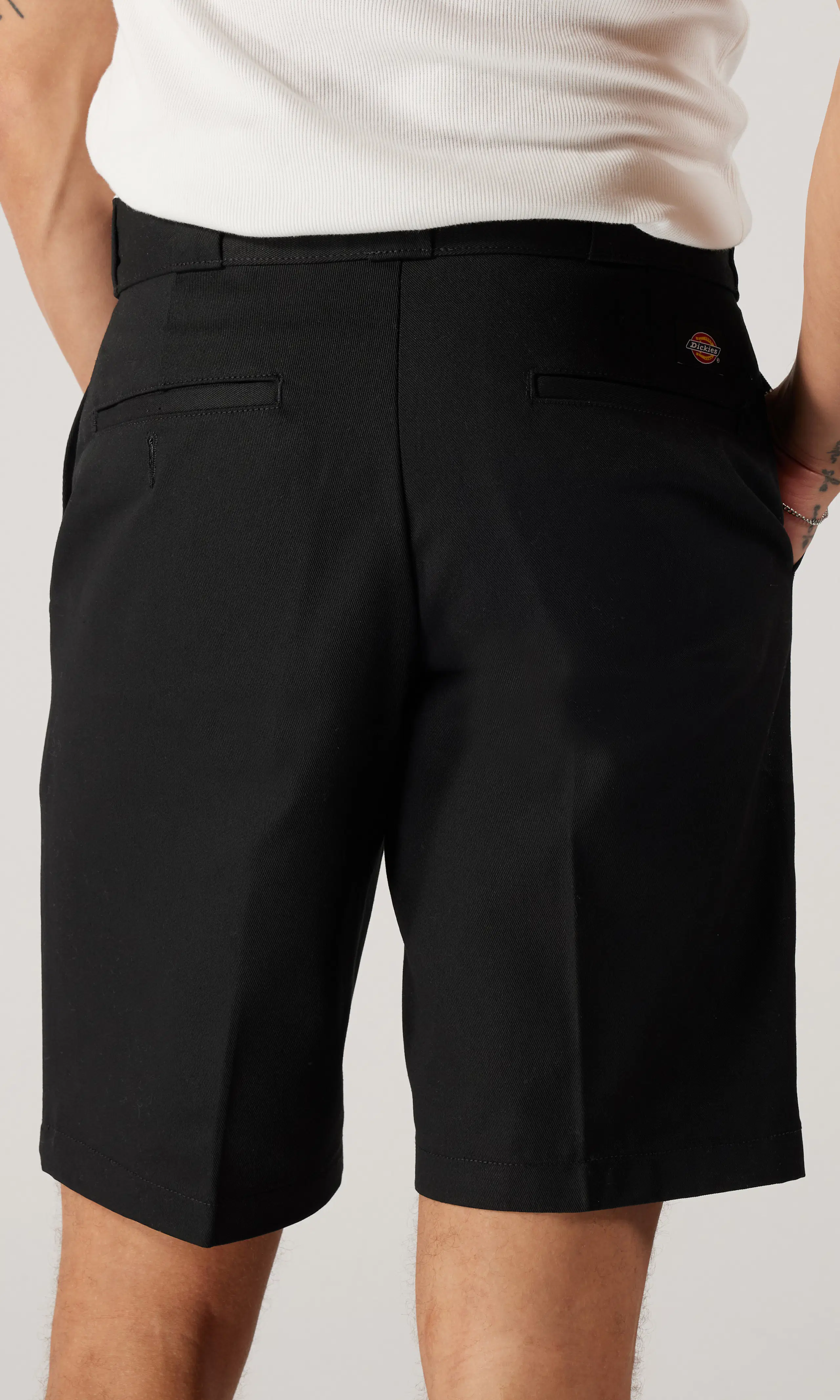 874 Mustat Shortsit. Back. Model.