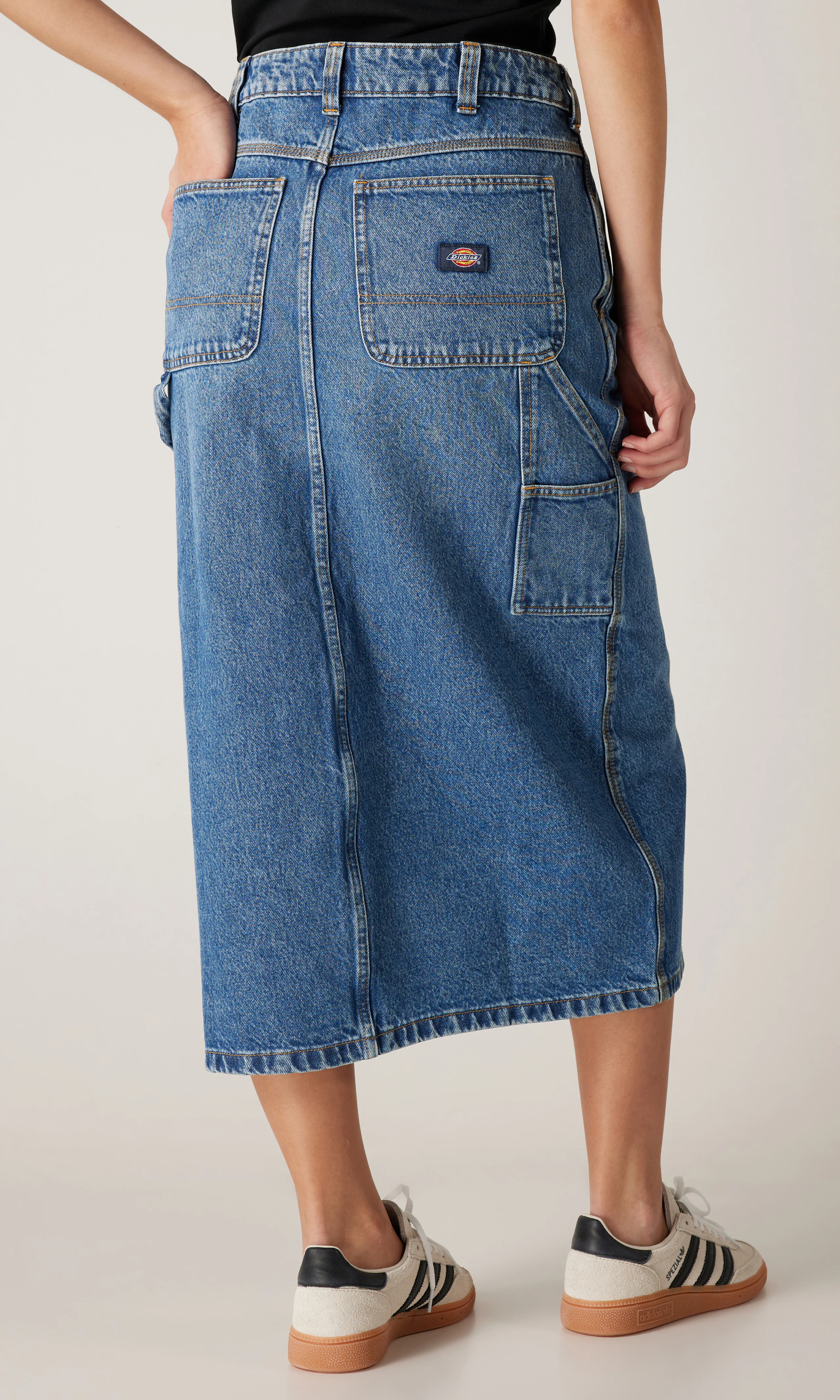 Lång Medium Blå Denim Carpenter Kjol. Back. Model.