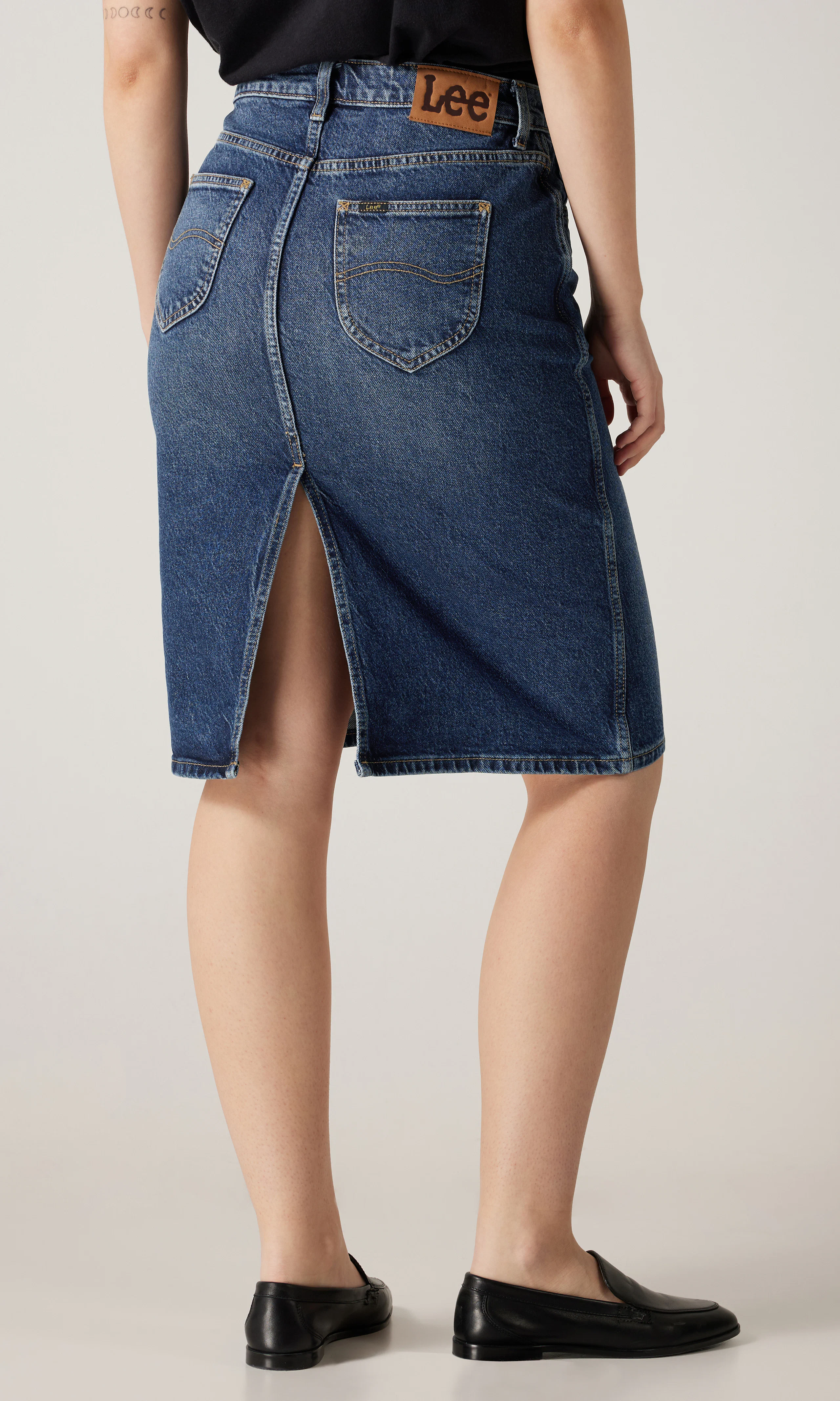 Midi Medium Blå Denim Skjørt. Back. Model.