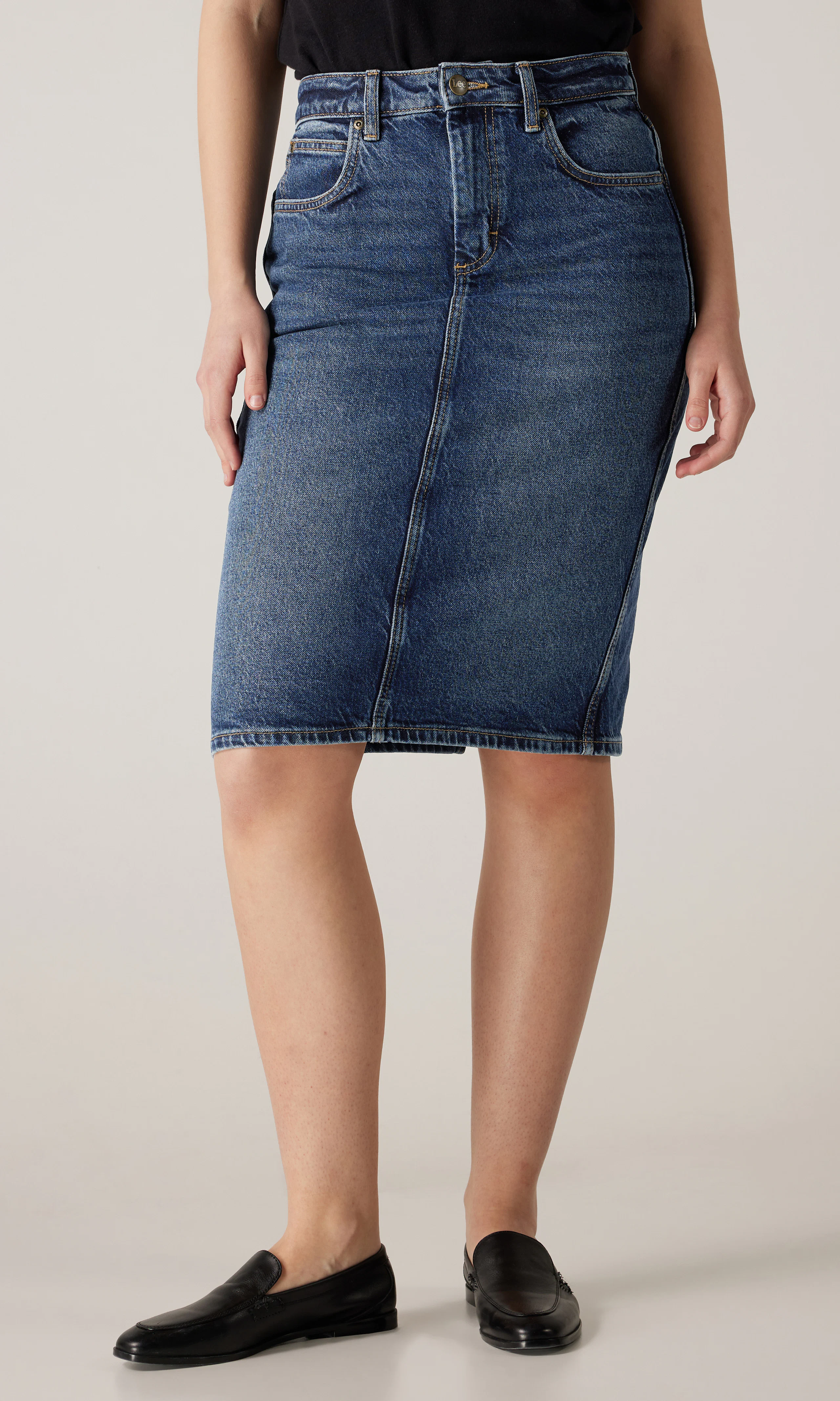 Midi Medium Blå Denim Skjørt. Front. Model.