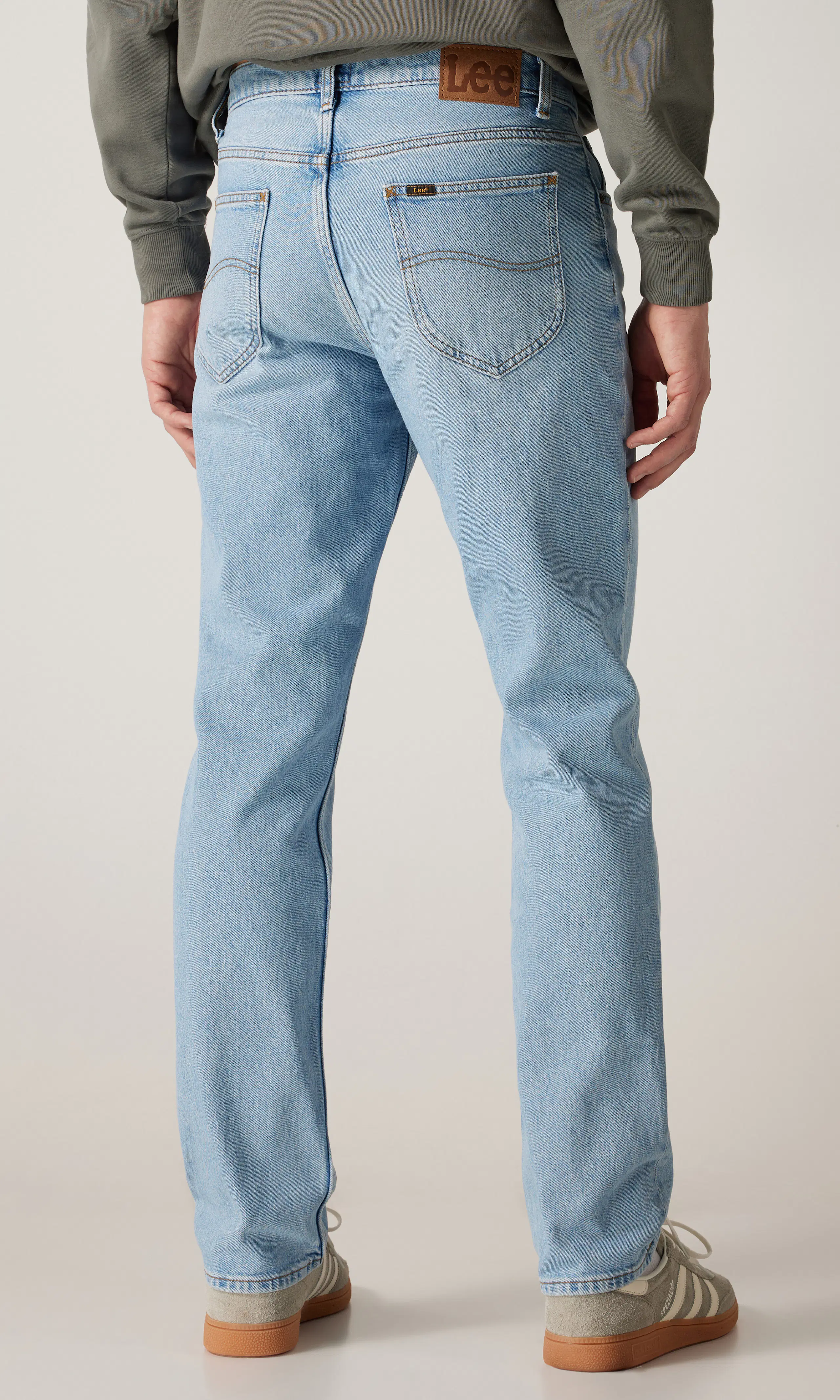 West Ljusblå Jeans. Back. Model.