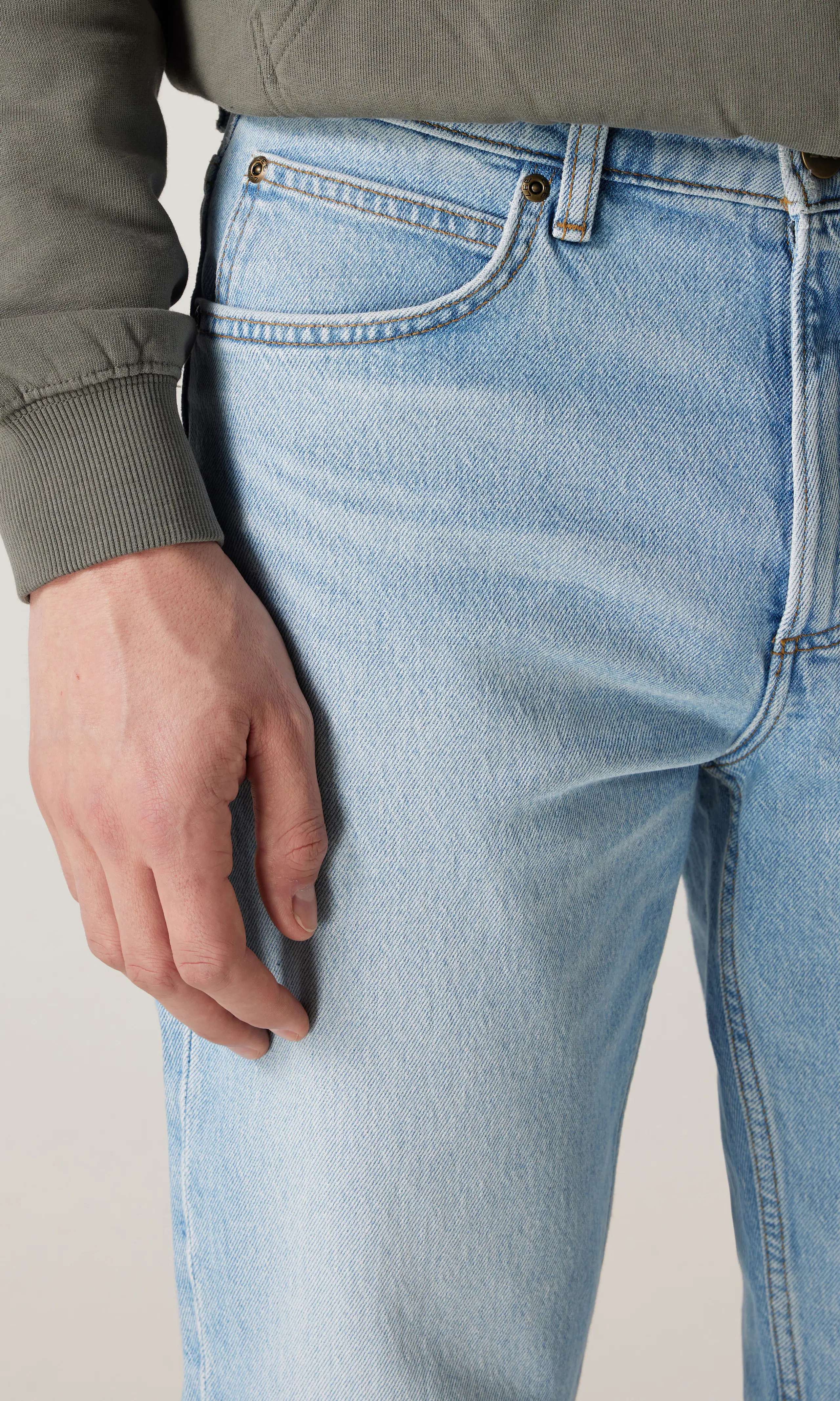 West Ljusblå Jeans. Detail 2. Model.