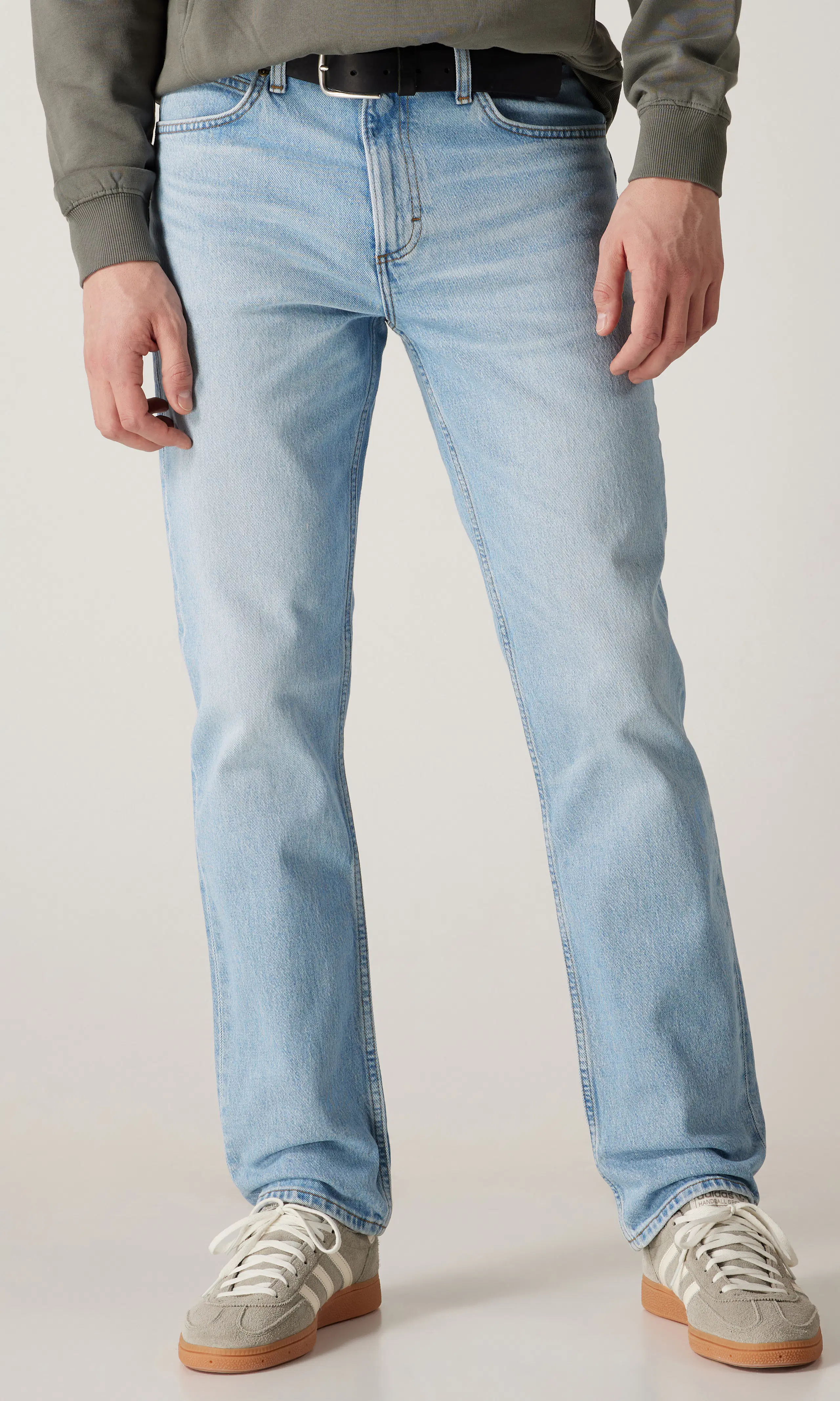 West Ljusblå Jeans. Front. Model.