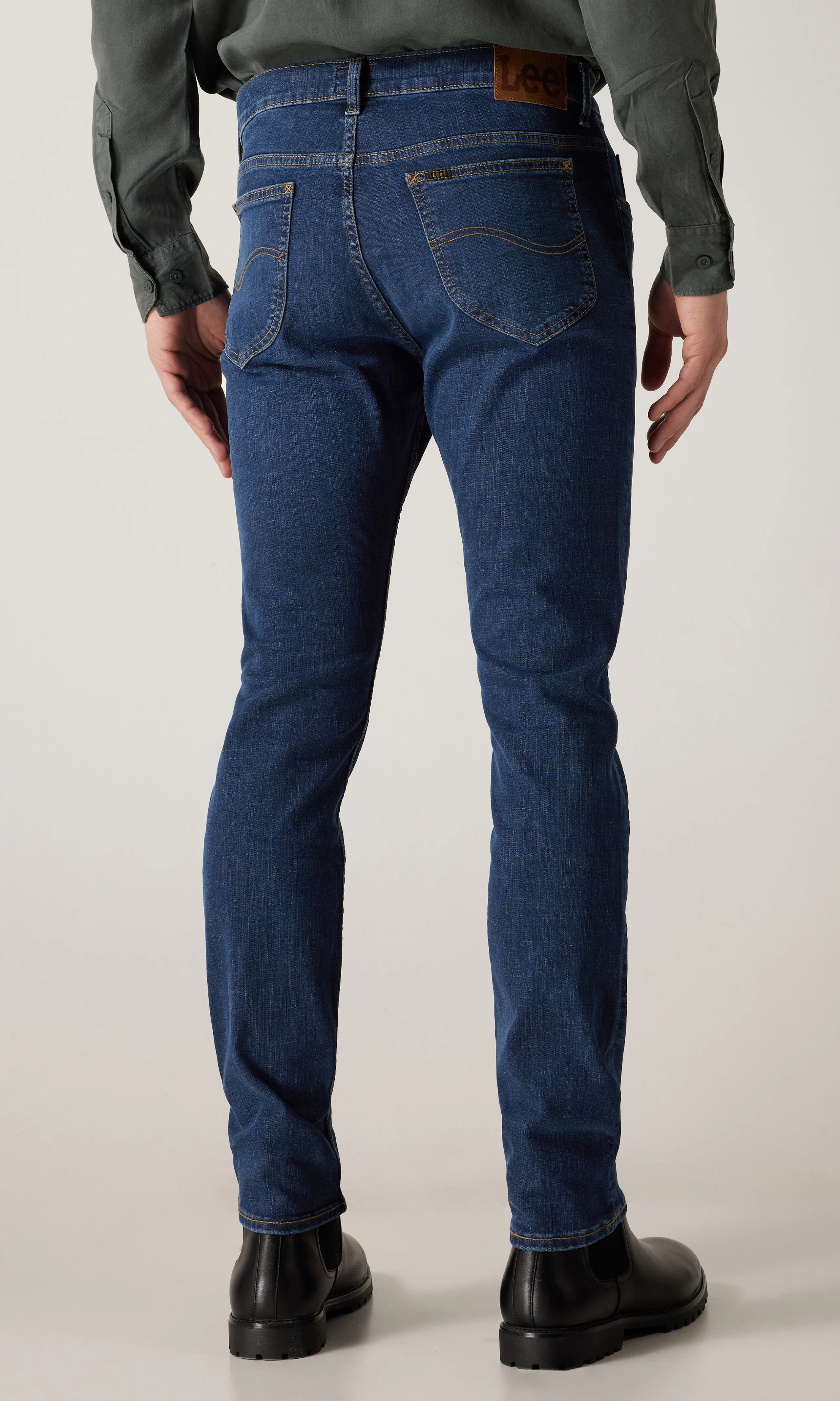 Rider Mörkblå Jeans. Back. Model.
