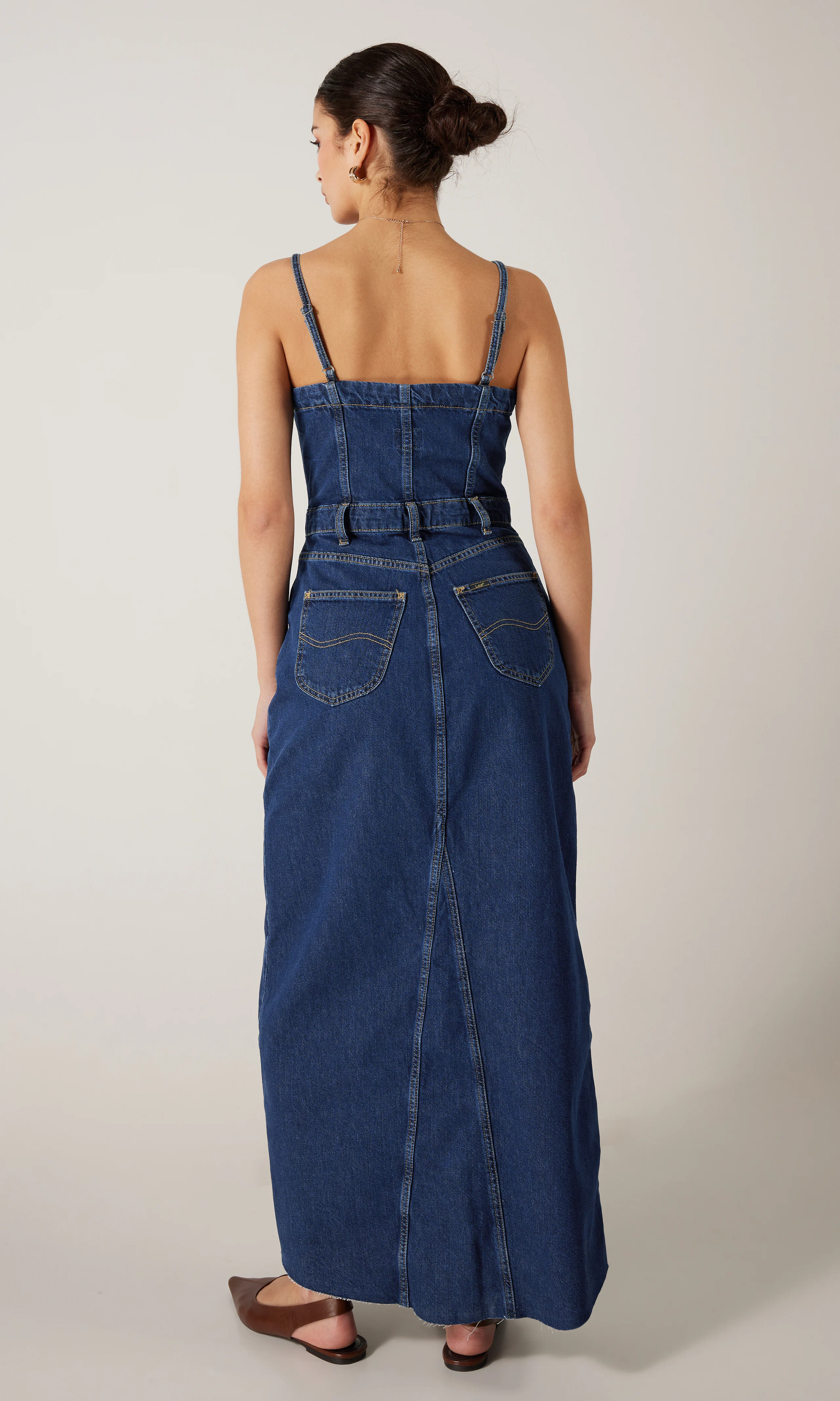 Maxi Denim Mörkblå Klänning. Back. Model.