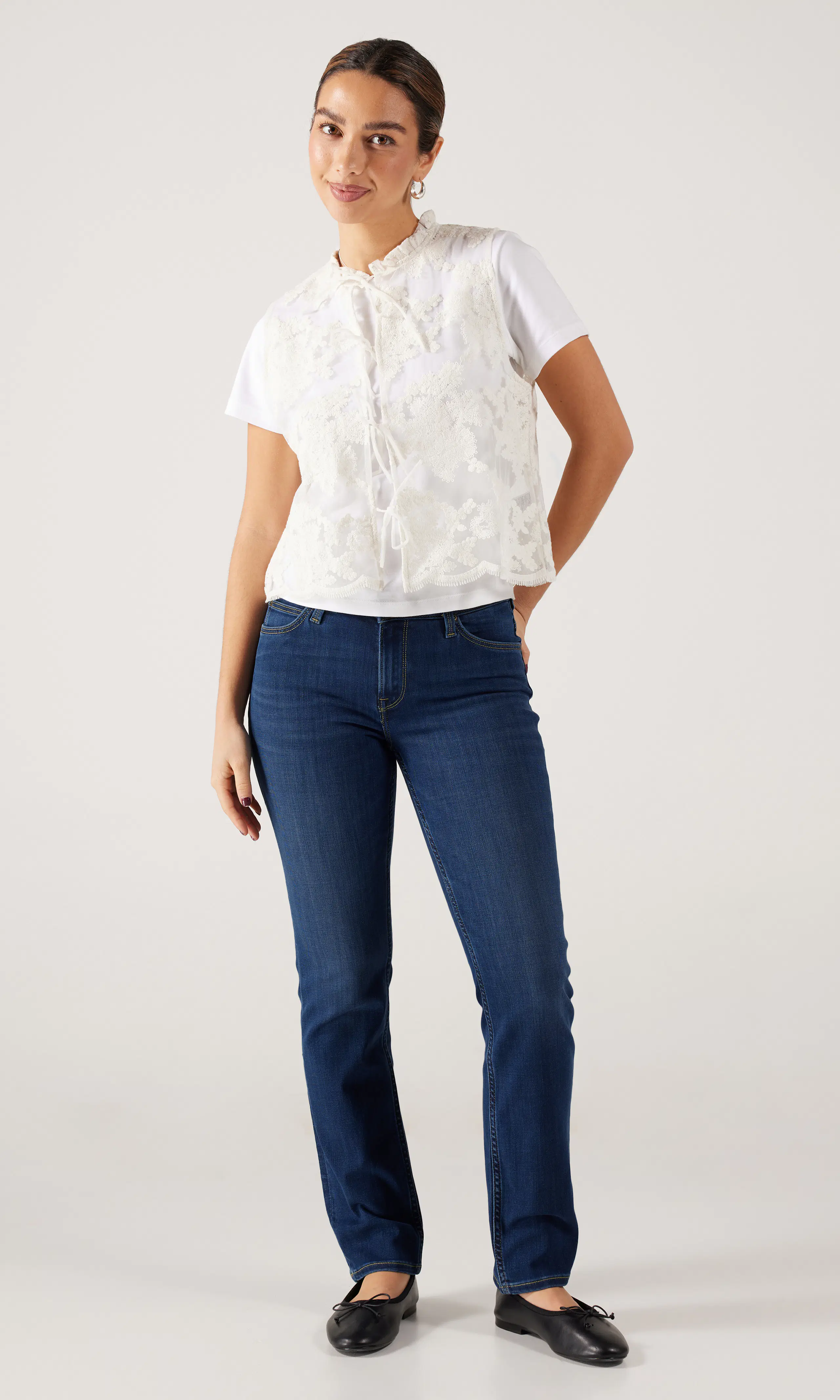 Elly Mørk Blå Jeans. Front 1. Model.
