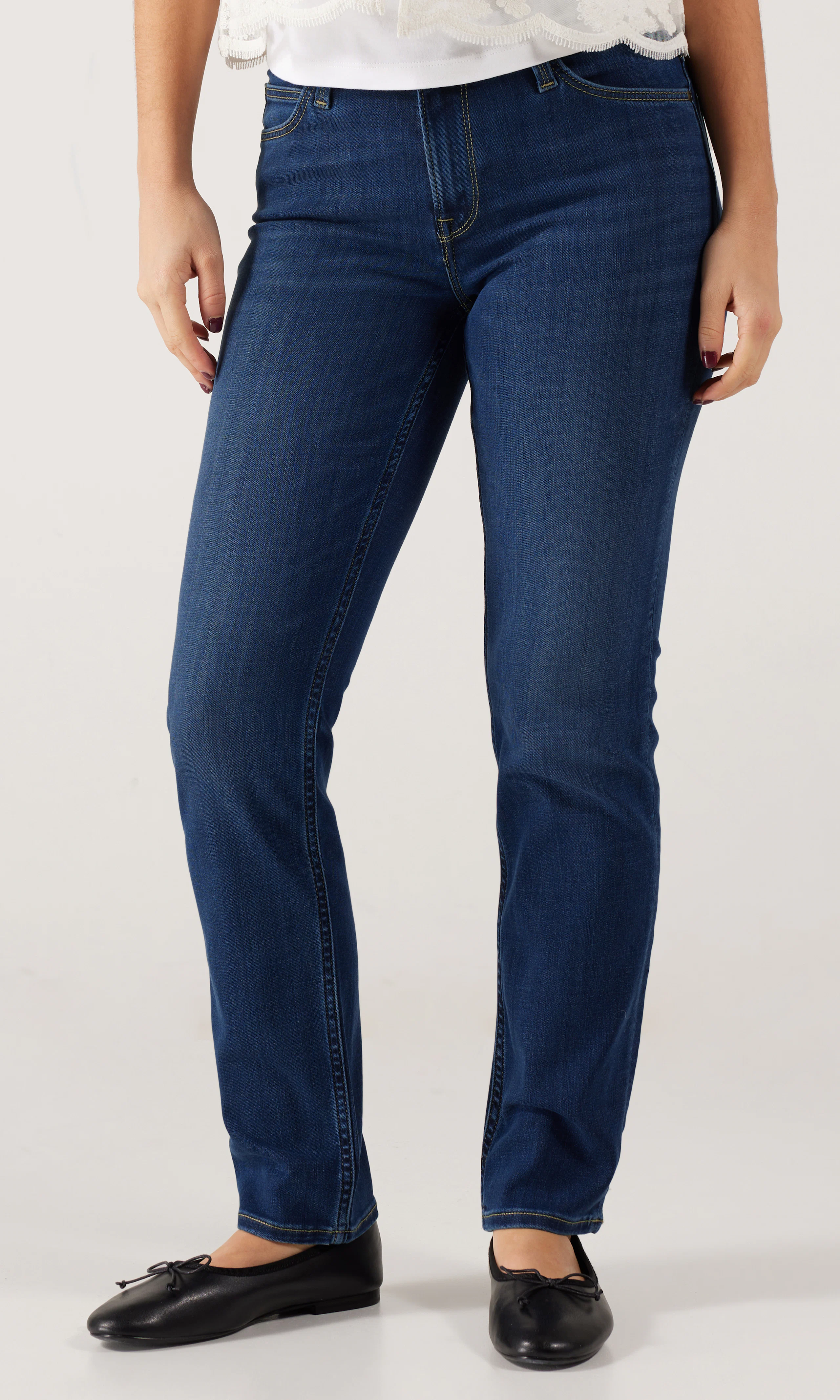 Elly Mørk Blå Jeans. Front. Model.