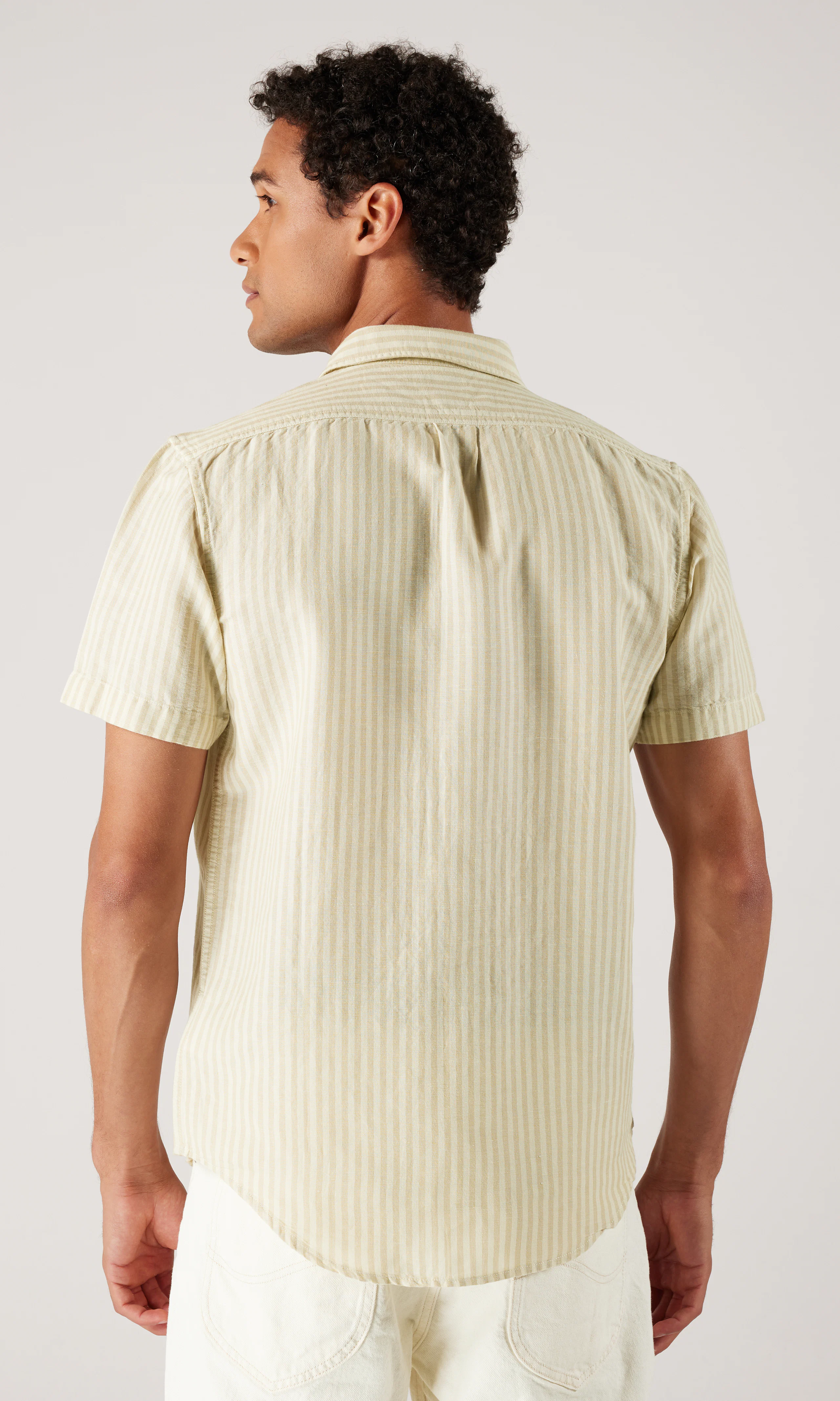 Leesure Off White Stripete Linmiks Skjorte. Back. Model.