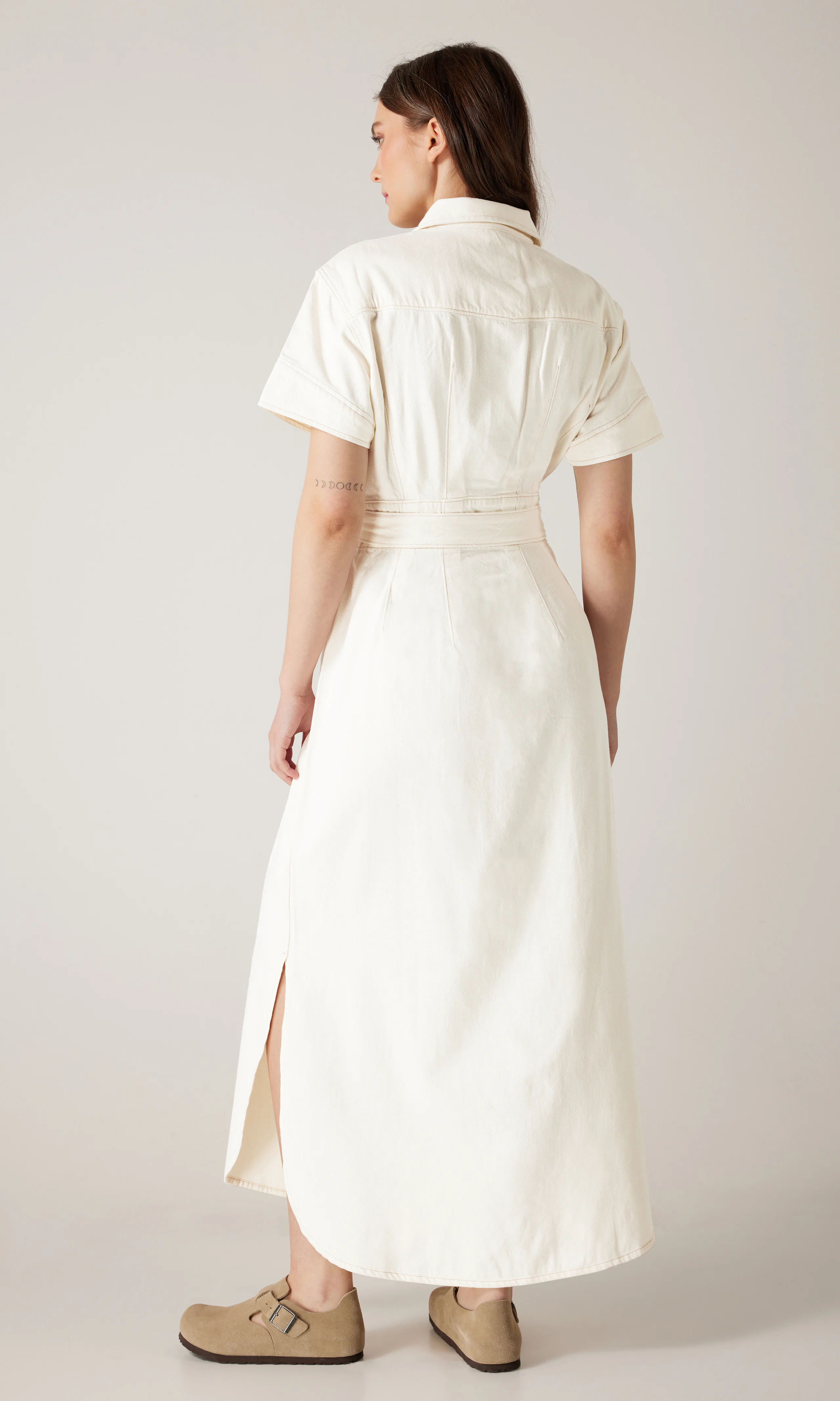 Maxi Western Off White Klänning. Back. Model.
