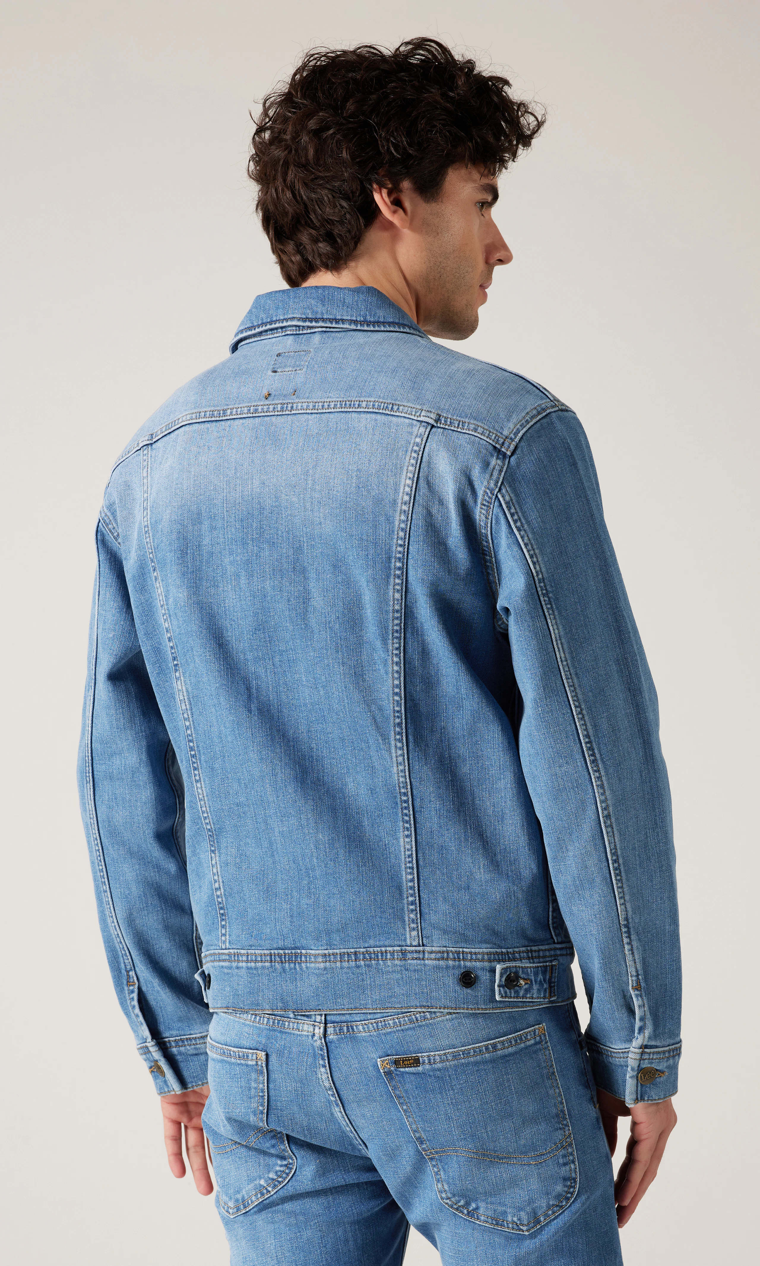Rider Lys Blå Denim Jakke. Back. Model.
