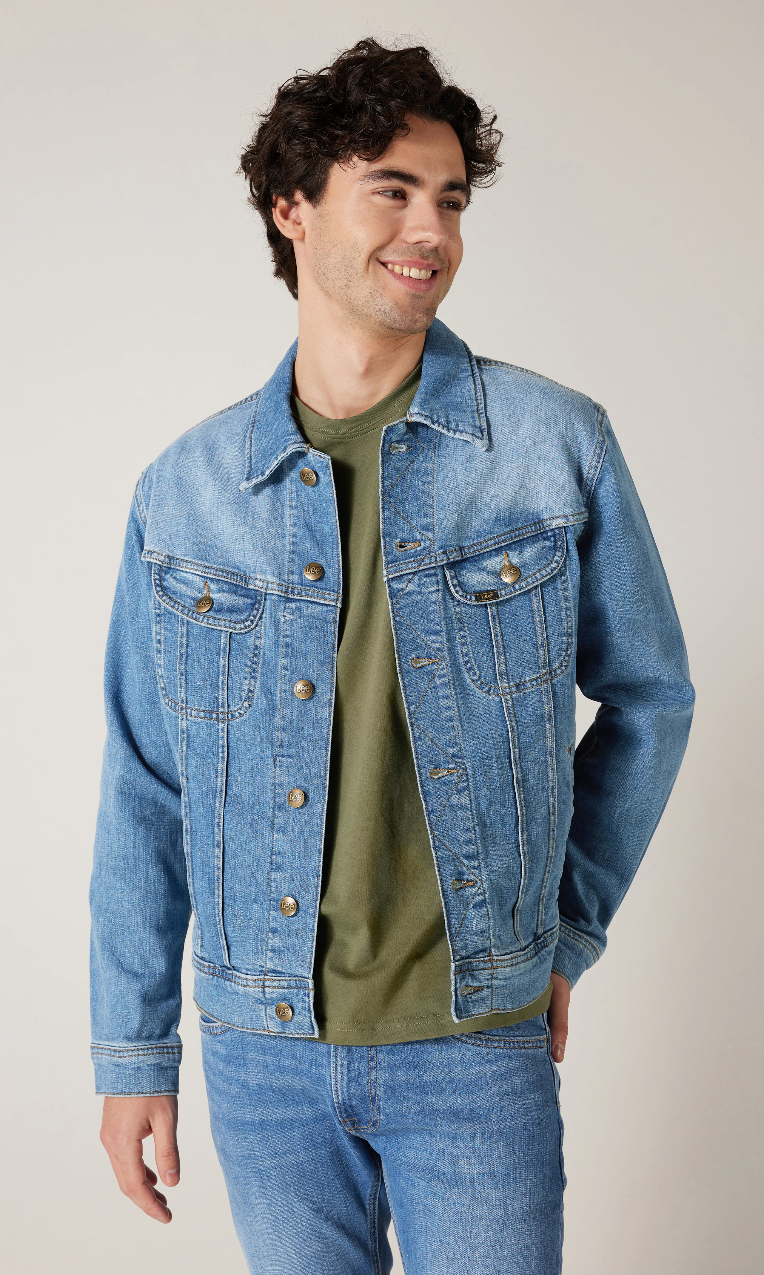 Rider Lys Blå Denim Jakke. Front. Model.