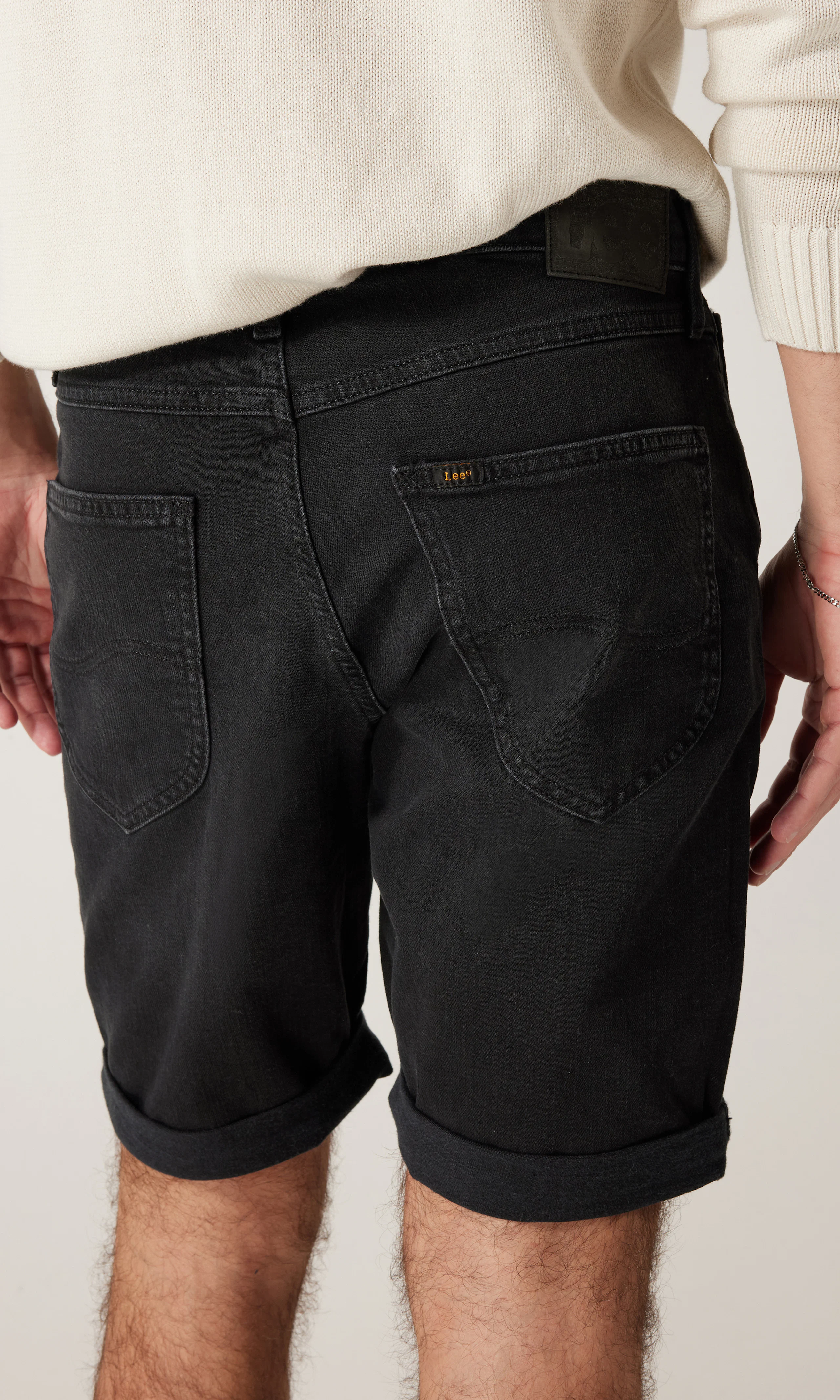 5 Pocket Svarta Shorts. Back. Model.