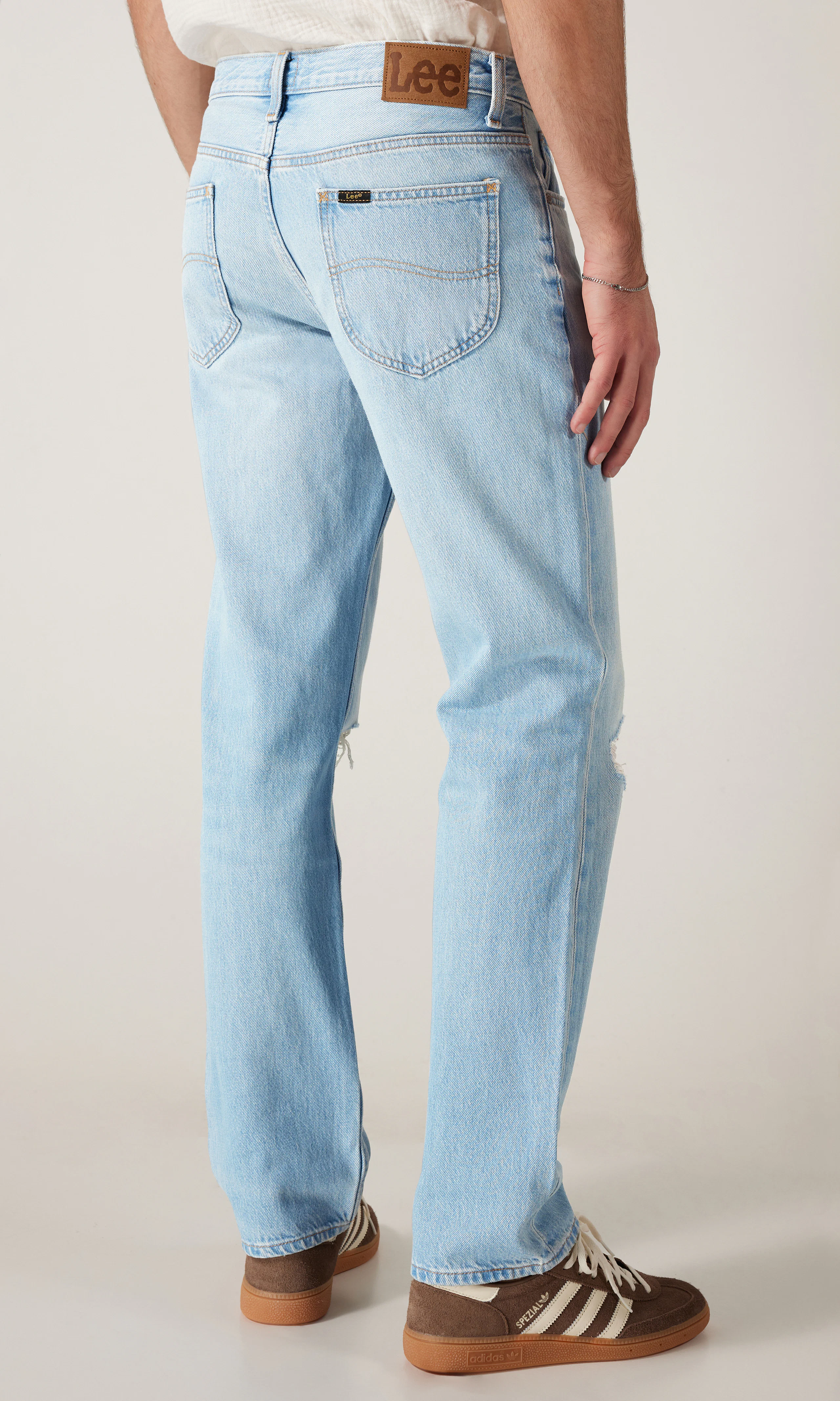 West Lys Blå Ripped Jeans. Back. Model.