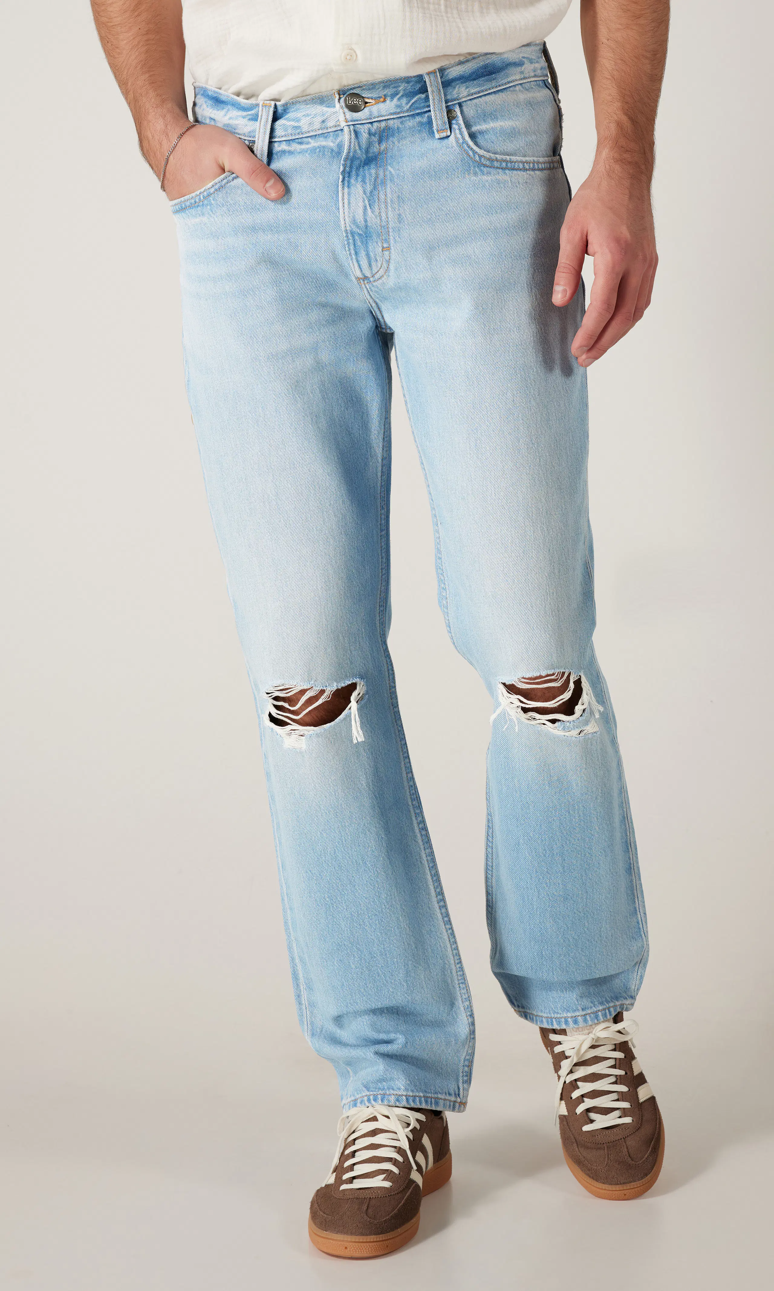 West Ljusblå Ripped Jeans. Front. Model.